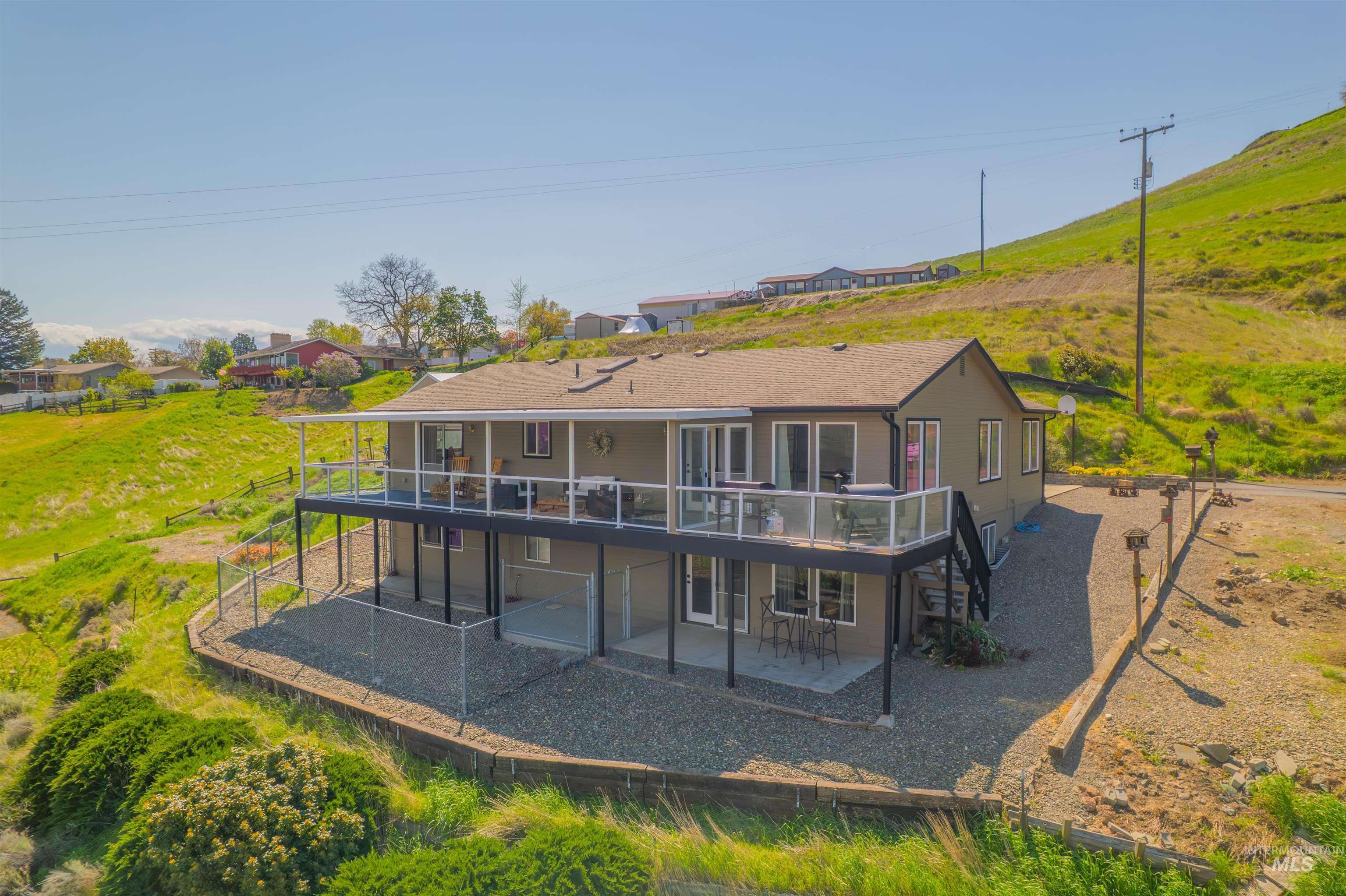 1977 Golfview Dr., Clarkston, Washington 99403, 5 Bedrooms, 2.5 Bathrooms, Residential For Sale, Price $749,000, 98977658