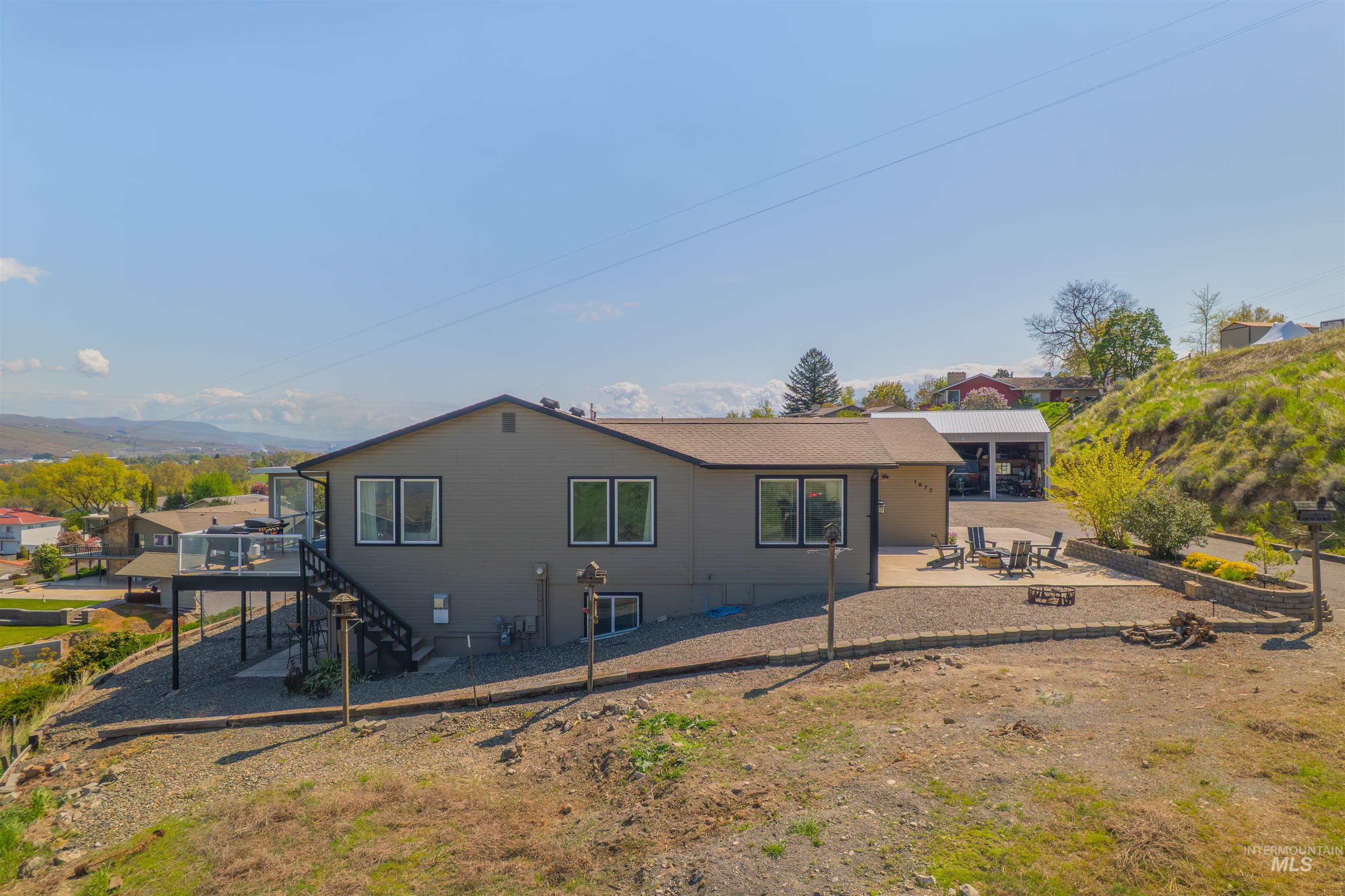 1977 Golfview Dr., Clarkston, Washington 99403, 5 Bedrooms, 2.5 Bathrooms, Residential For Sale, Price $749,000, 98977658