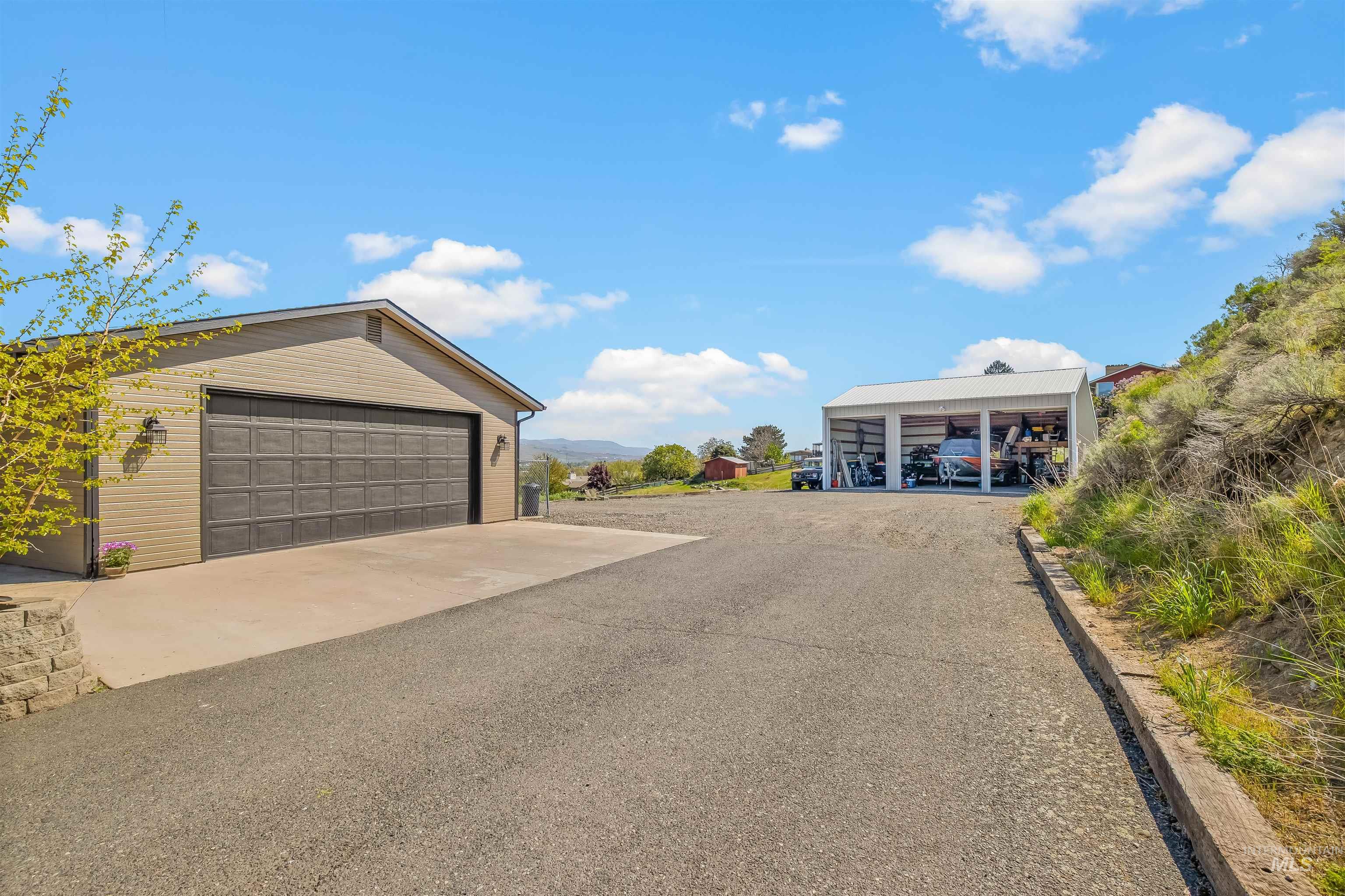 1977 Golfview Dr., Clarkston, Washington 99403, 5 Bedrooms, 2.5 Bathrooms, Residential For Sale, Price $749,000, 98977658
