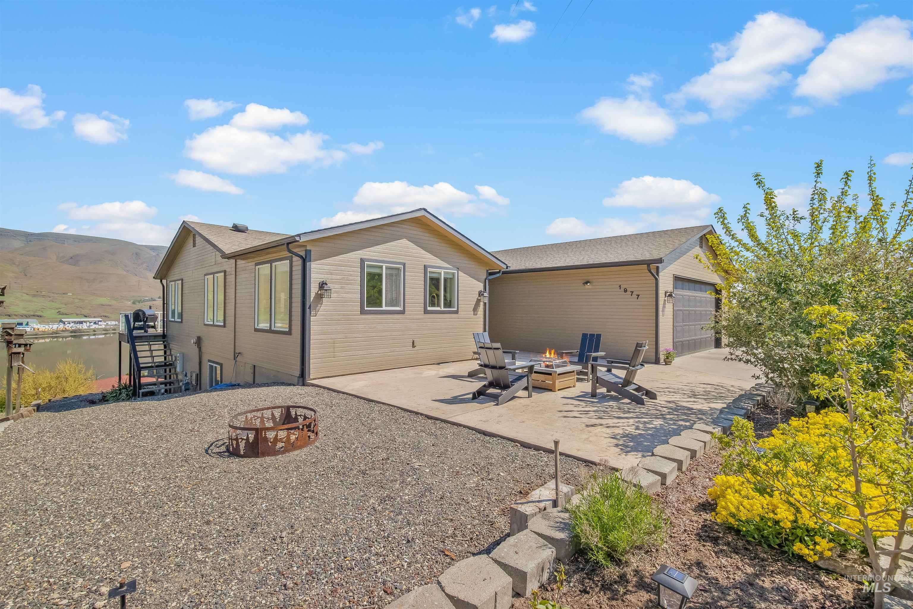 1977 Golfview Dr., Clarkston, Washington 99403, 5 Bedrooms, 2.5 Bathrooms, Residential For Sale, Price $749,000, 98977658