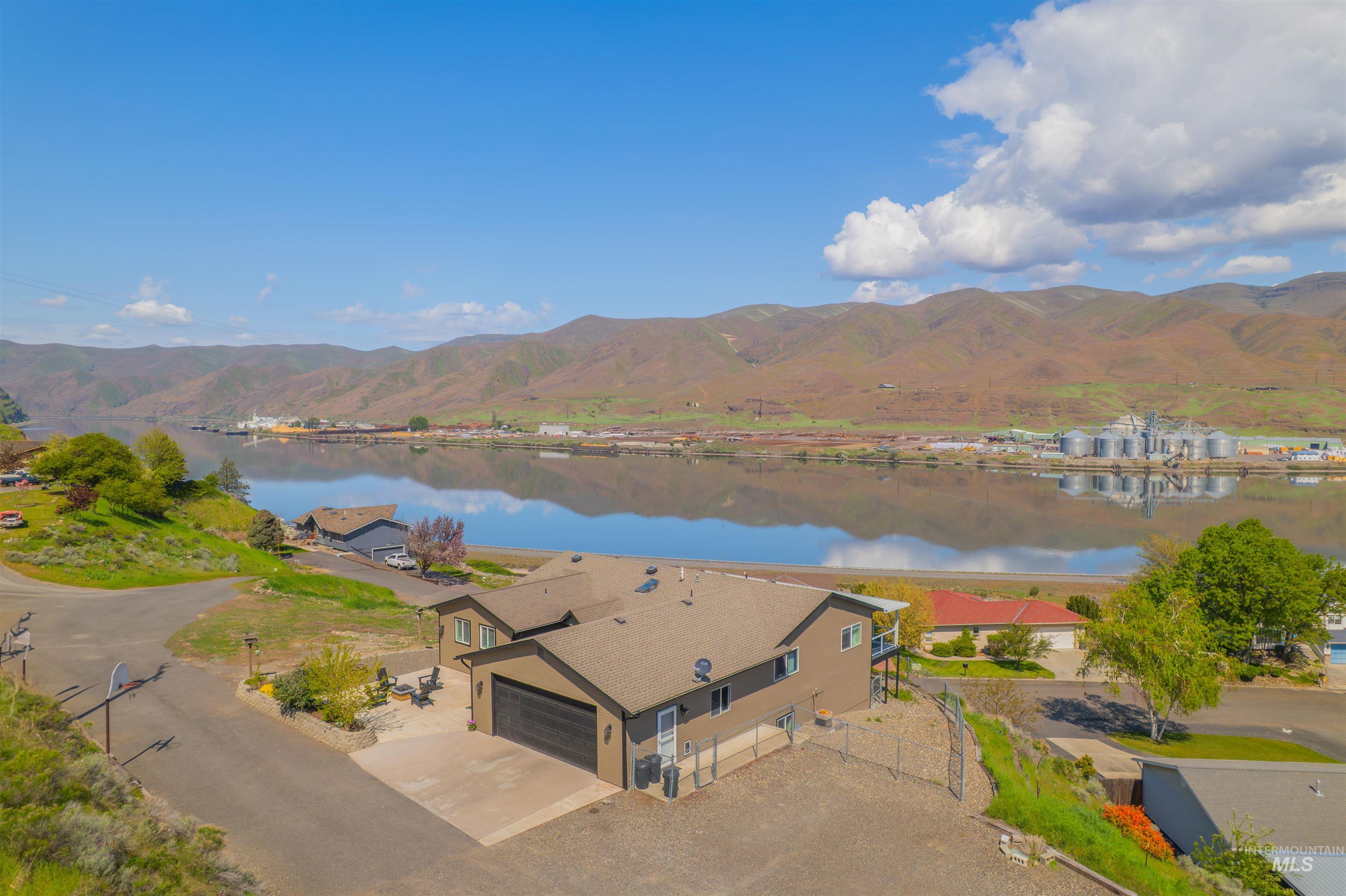 1977 Golfview Dr., Clarkston, Washington 99403, 5 Bedrooms, 2.5 Bathrooms, Residential For Sale, Price $749,000,MLS 98977658