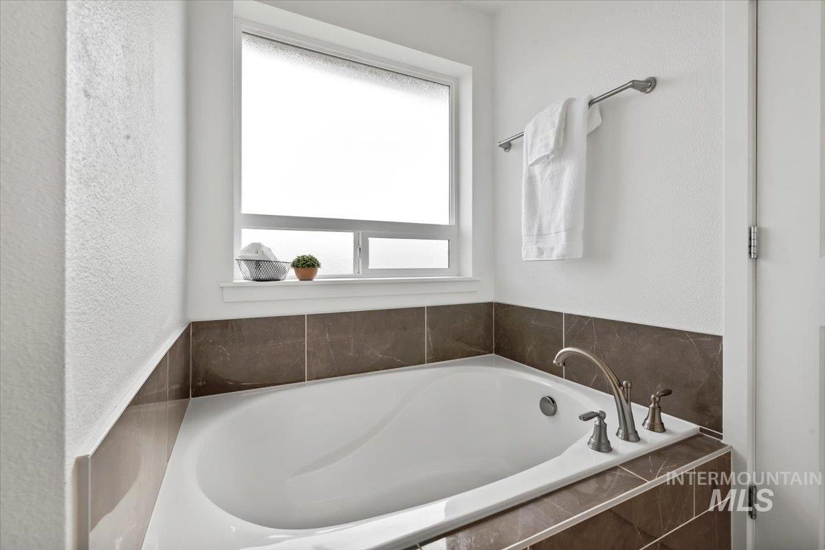 3074 N Greengate Way, Star, Idaho 83669, 5 Bedrooms, 4 Bathrooms, Residential For Sale, Price $599,990,MLS 98977665