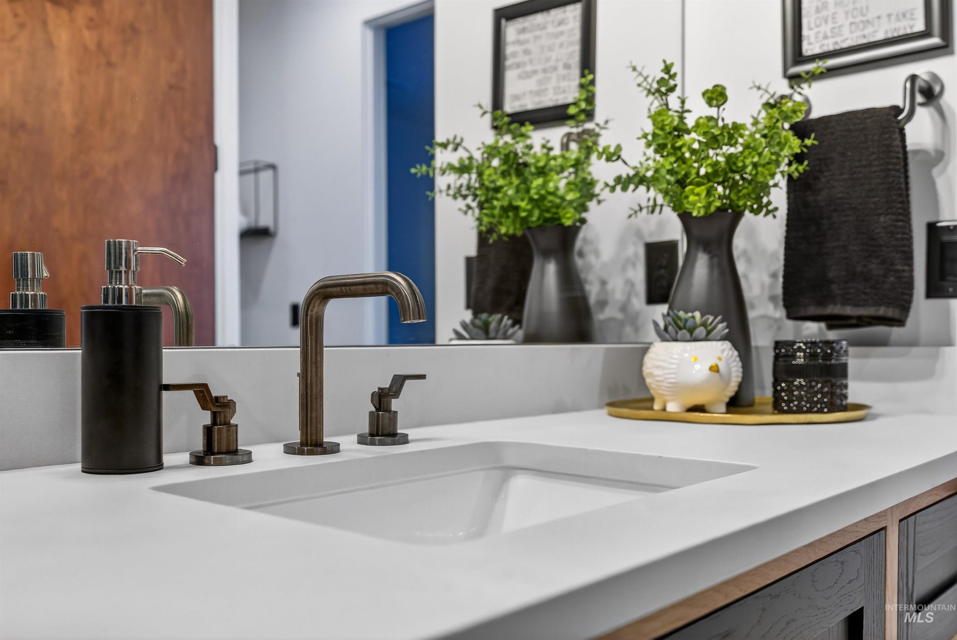 2526 W Rustic Forge St, Eagle, Idaho 83616, 3 Bedrooms, 3 Bathrooms, Residential For Sale, Price $975,000,MLS 98977671