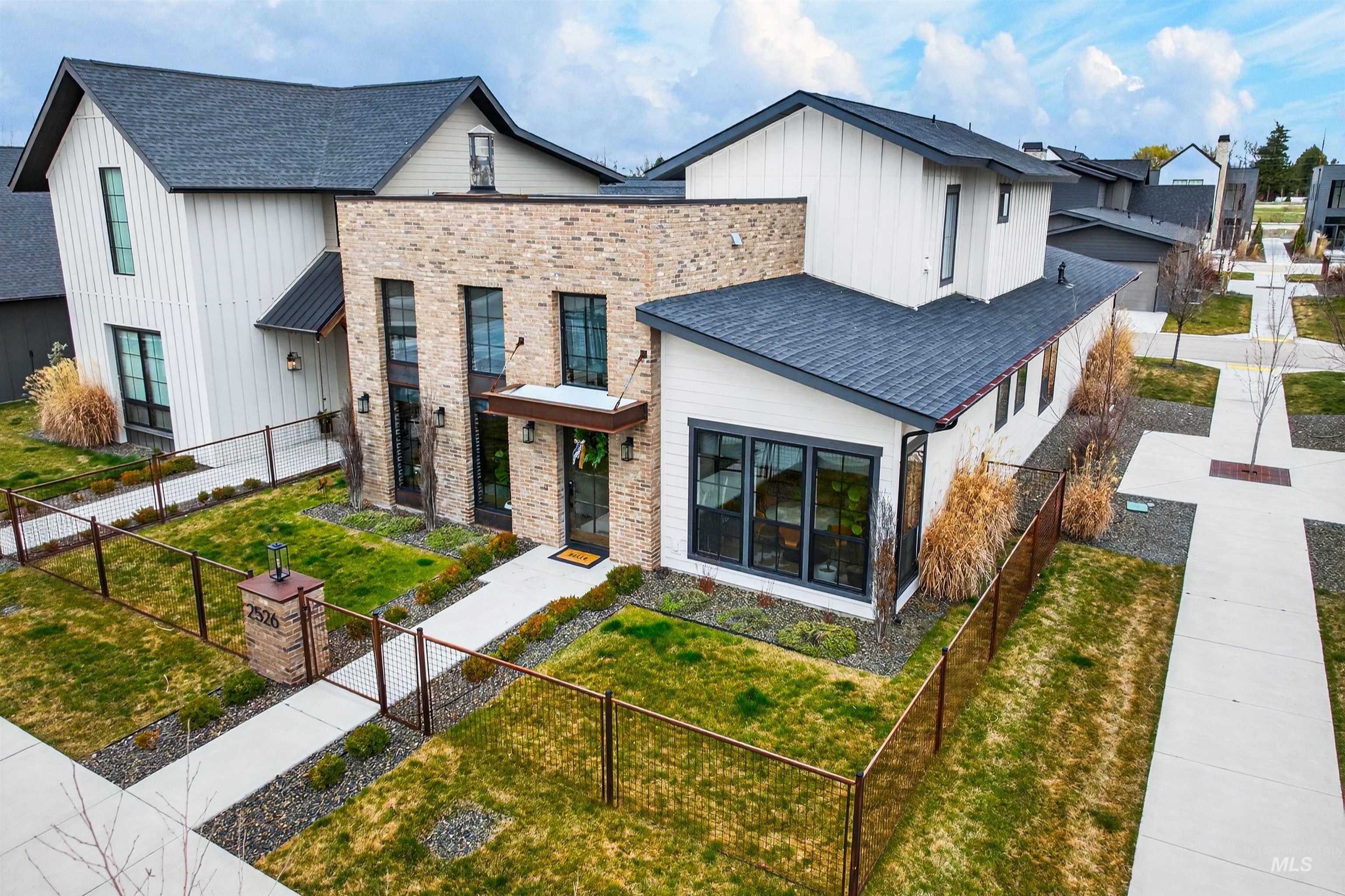 2526 W Rustic Forge St, Eagle, Idaho 83616, 3 Bedrooms, 3 Bathrooms, Residential For Sale, Price $975,000,MLS 98977671