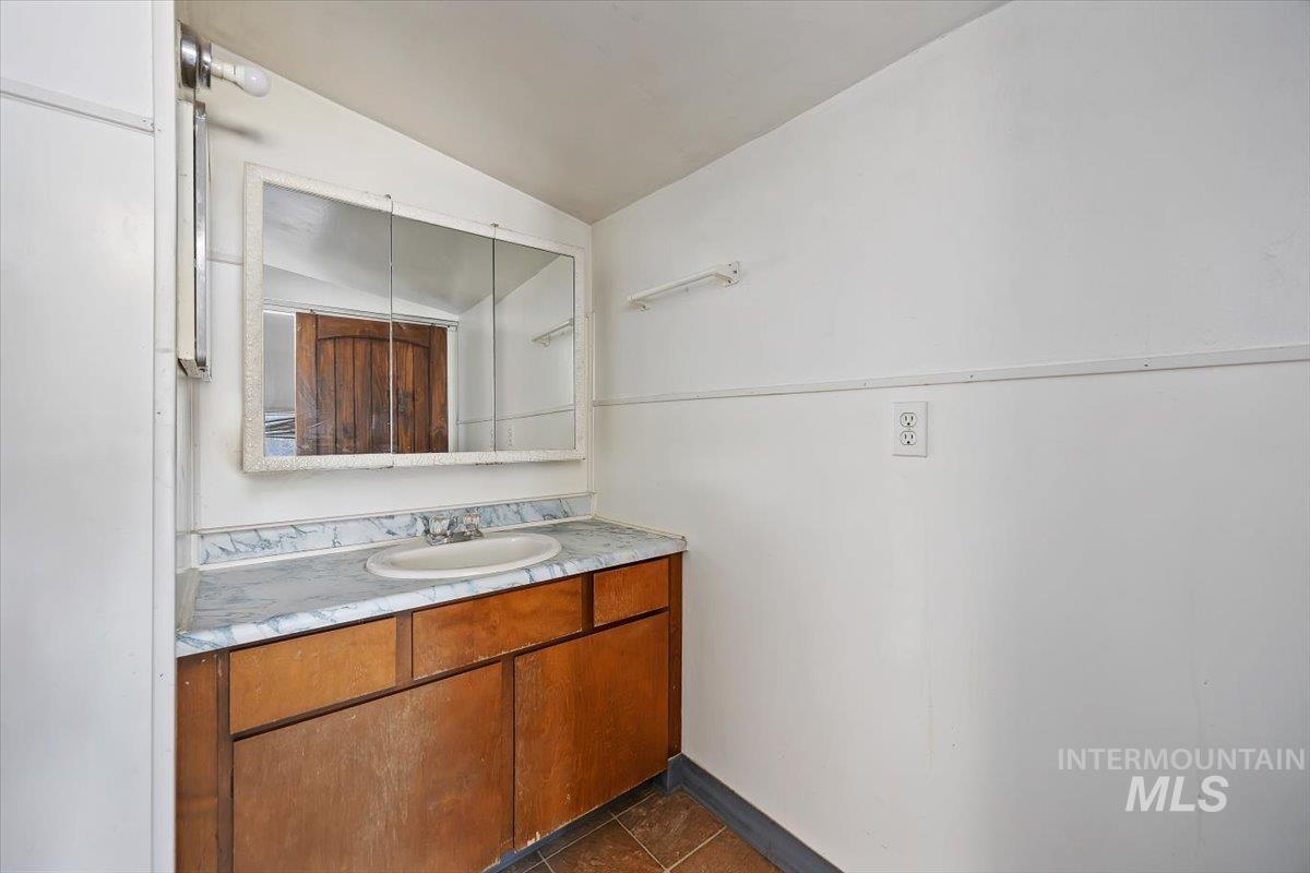 403 Filer Ave, Twin Falls, Idaho 83301-3950, 3 Bedrooms, 2 Bathrooms, Residential For Sale, Price $220,000,MLS 98977673