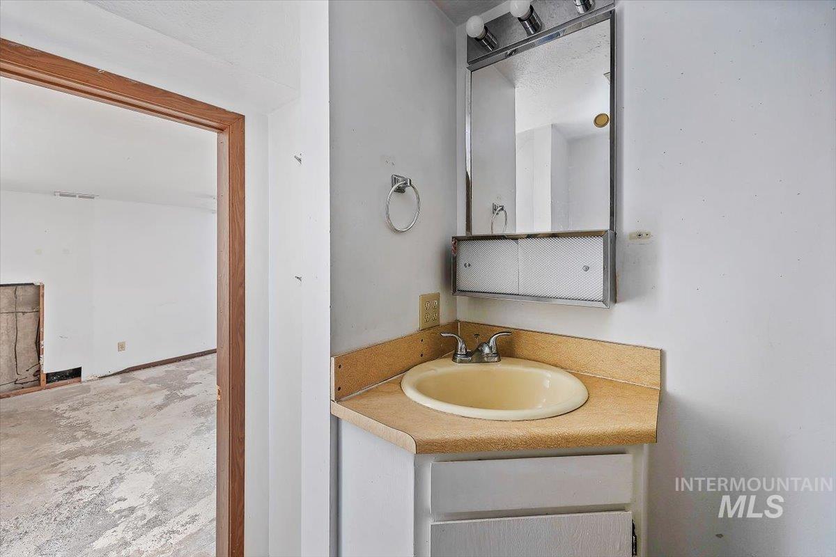 403 Filer Ave, Twin Falls, Idaho 83301-3950, 3 Bedrooms, 2 Bathrooms, Residential For Sale, Price $220,000,MLS 98977673