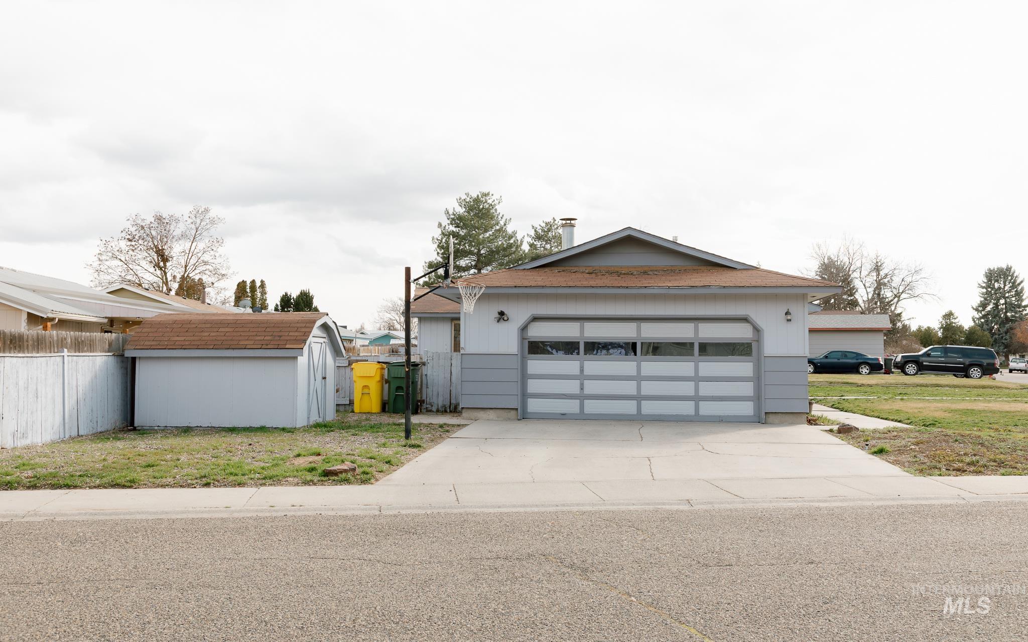 591 NW 11th St, Ontario, Oregon 97914, 3 Bedrooms, 2 Bathrooms, Residential For Sale, Price $325,000, 98977697
