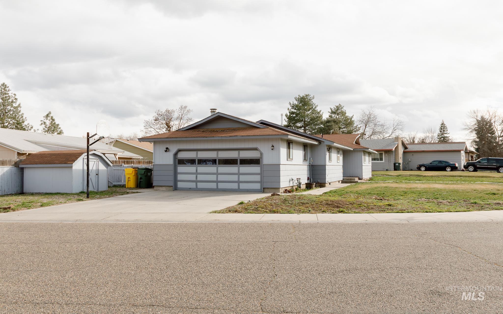591 NW 11th St, Ontario, Oregon 97914, 3 Bedrooms, 2 Bathrooms, Residential For Sale, Price $325,000, 98977697