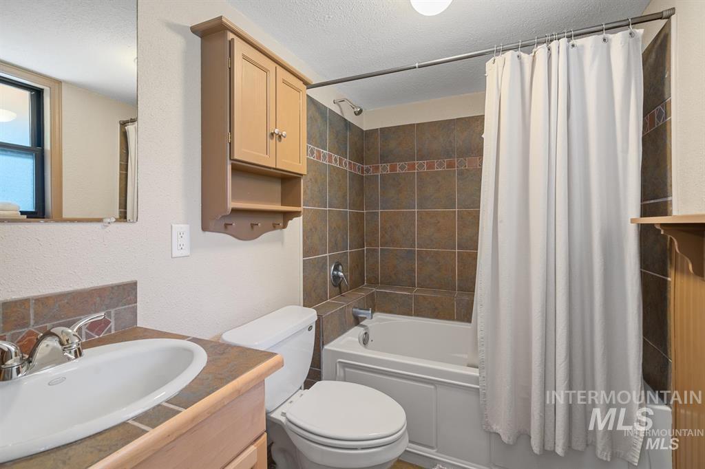 17 Stony Brook, Garden Valley, Idaho 83622, 3 Bedrooms, 3 Bathrooms, Residential For Sale, Price $679,000, 98977700