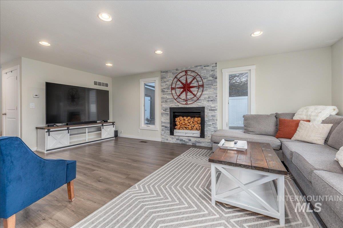 1036 W Crest Wood Dr, Meridian, Idaho 83642, 3 Bedrooms, 1.5 Bathrooms, Residential For Sale, Price $374,900, 98977703