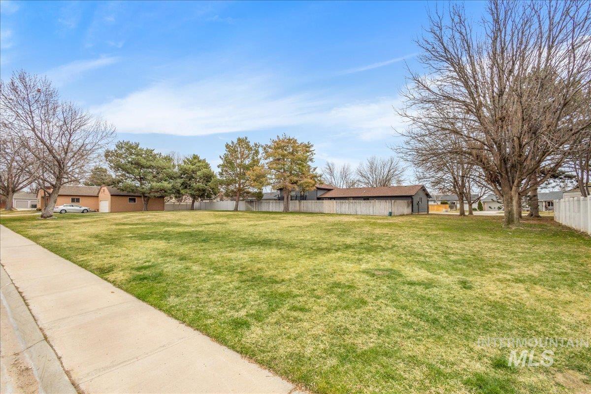 1036 W Crest Wood Dr, Meridian, Idaho 83642, 3 Bedrooms, 1.5 Bathrooms, Residential For Sale, Price $374,900, 98977703