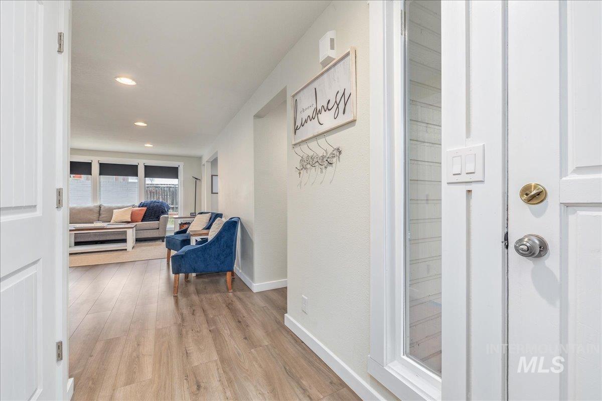 1036 W Crest Wood Dr, Meridian, Idaho 83642, 3 Bedrooms, 1.5 Bathrooms, Residential For Sale, Price $374,900, 98977703