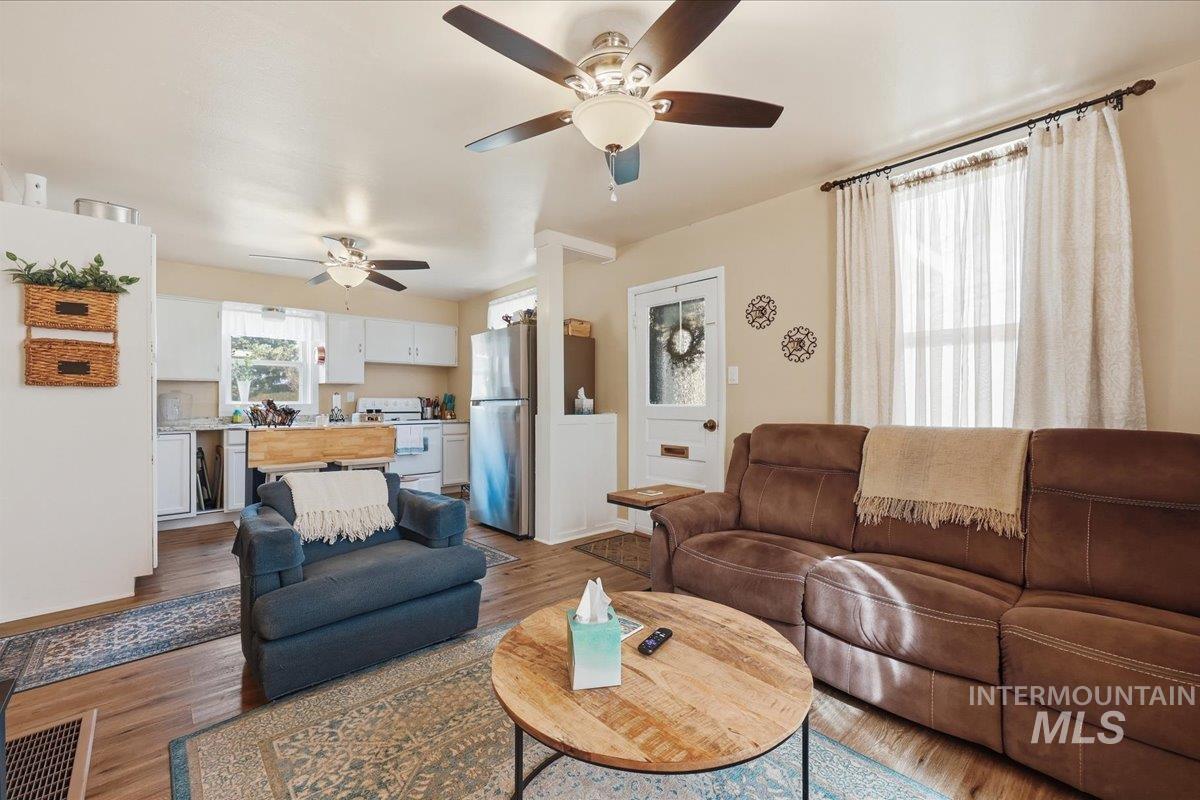 1214 Everett St, Caldwell, Idaho 83605, 2 Bedrooms, 1 Bathroom, Residential For Sale, Price $289,900, 98977709