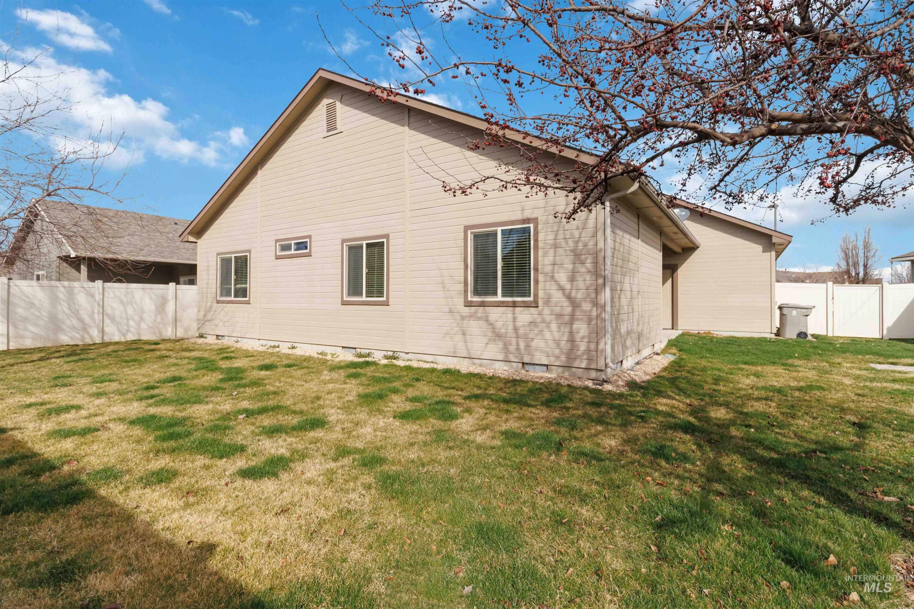 2000 S Belknap Loop, Nampa, Idaho 83686, 3 Bedrooms, 2 Bathrooms, Residential For Sale, Price $436,000,MLS 98977712