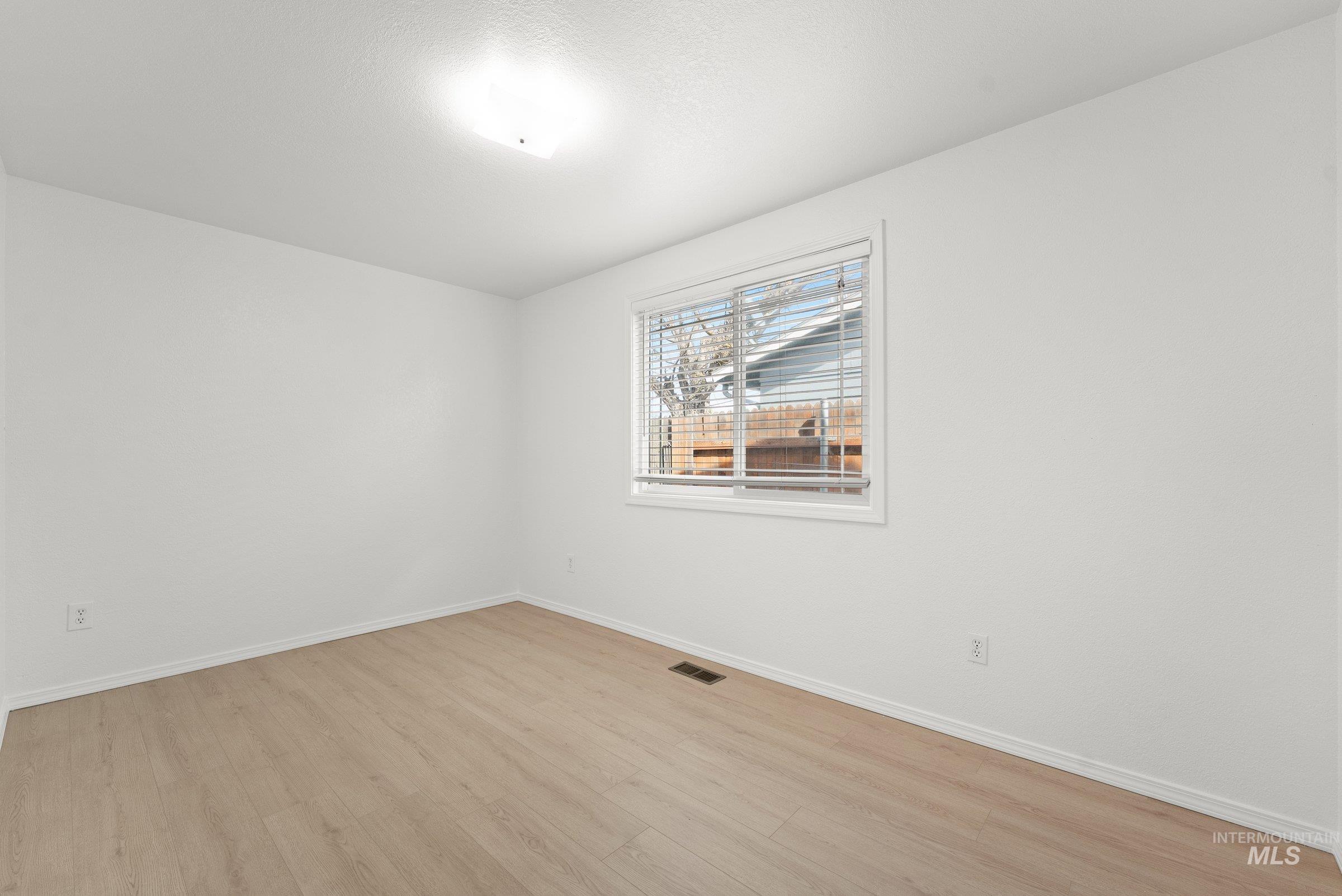 674 W Gallaher St., Boise, Idaho 83706, 2 Bedrooms, 1 Bathroom, Residential Income For Sale, Price $570,000,MLS 98977715