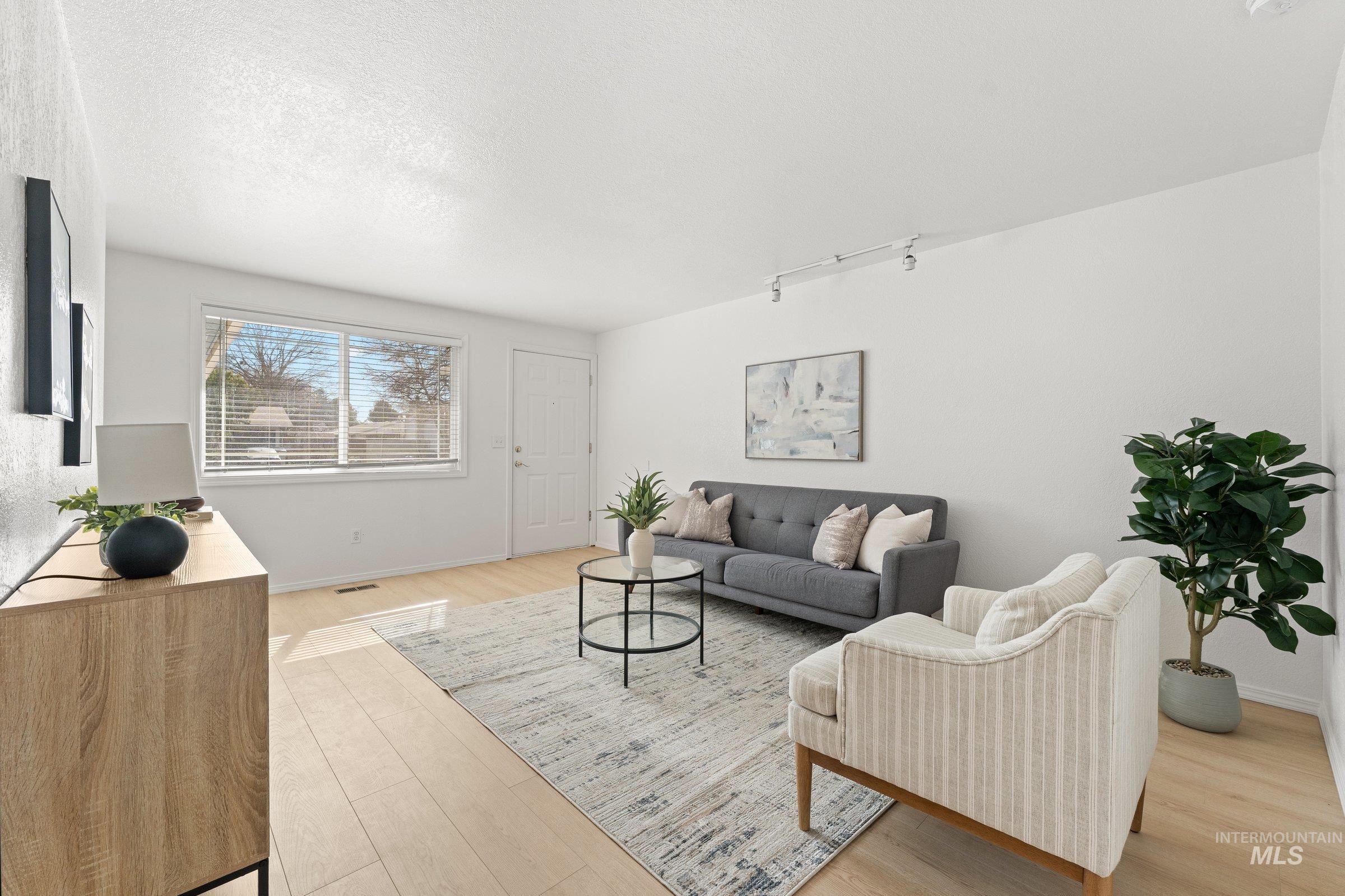 674 W Gallaher St., Boise, Idaho 83706, 2 Bedrooms, 1 Bathroom, Residential Income For Sale, Price $570,000,MLS 98977715