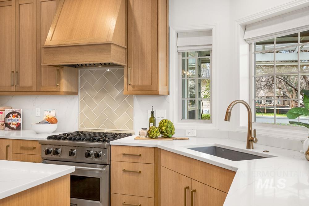 6303 N Fair Oaks Pl, Garden City, Idaho 83703, 3 Bedrooms, 3.5 Bathrooms, Residential For Sale, Price $850,000, 98977738