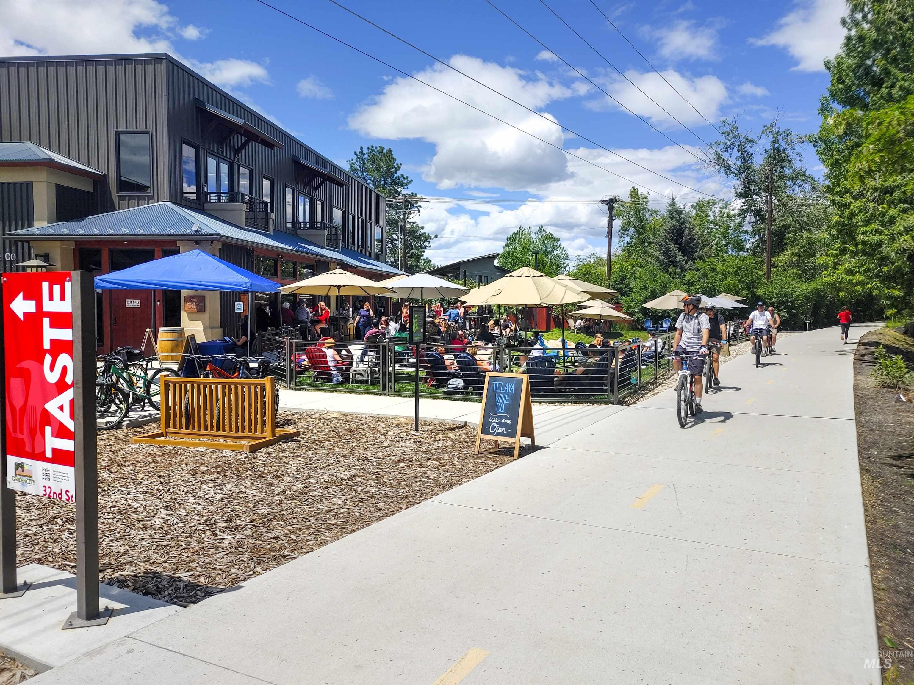 312 E 44th Street, Garden City, Idaho 83714, 3 Bedrooms, 1 Bathroom, Residential Income For Sale, Price $299,000, 98977749