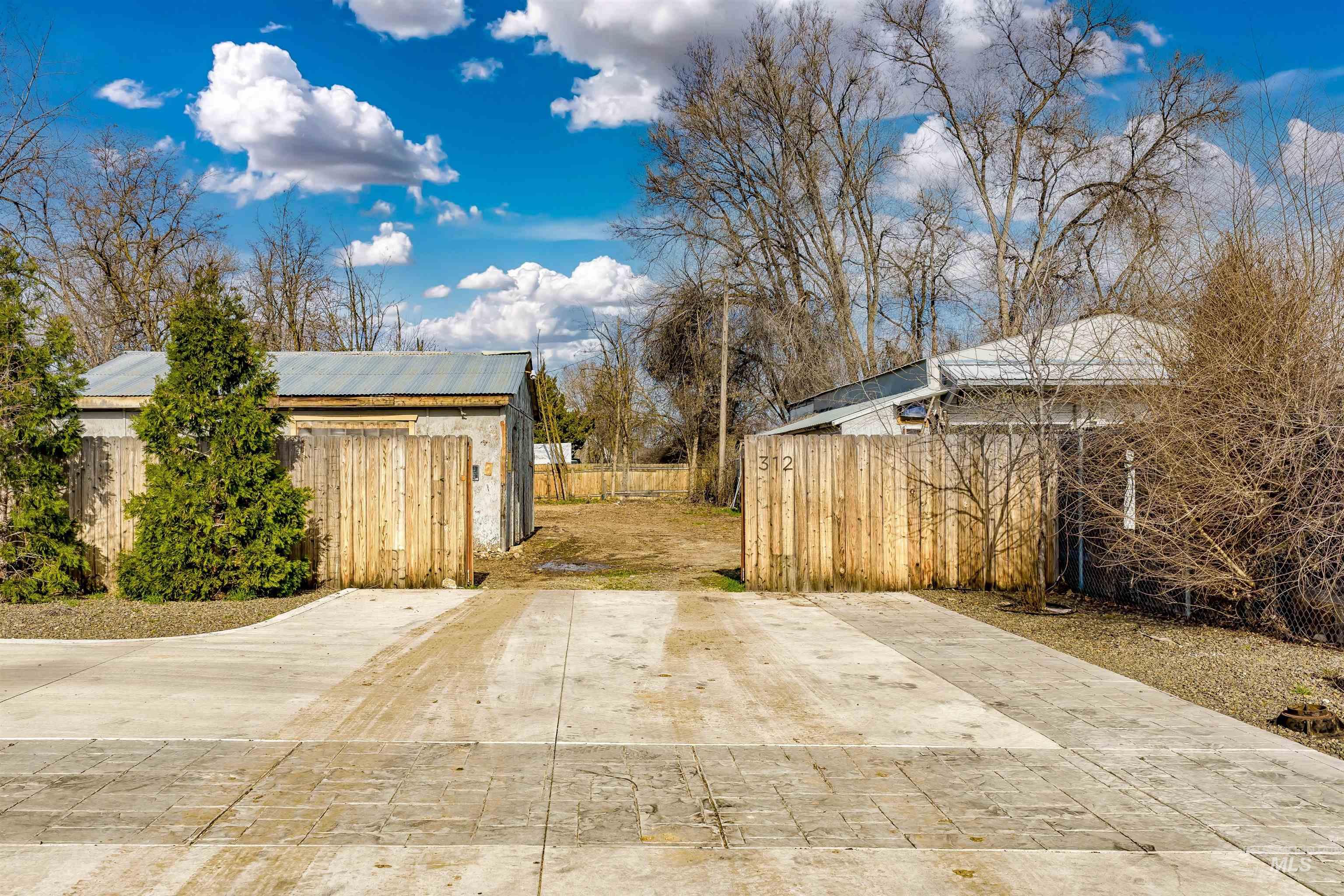 312 E 44th Street, Garden City, Idaho 83714, 3 Bedrooms, 1 Bathroom, Residential Income For Sale, Price $299,000, 98977749