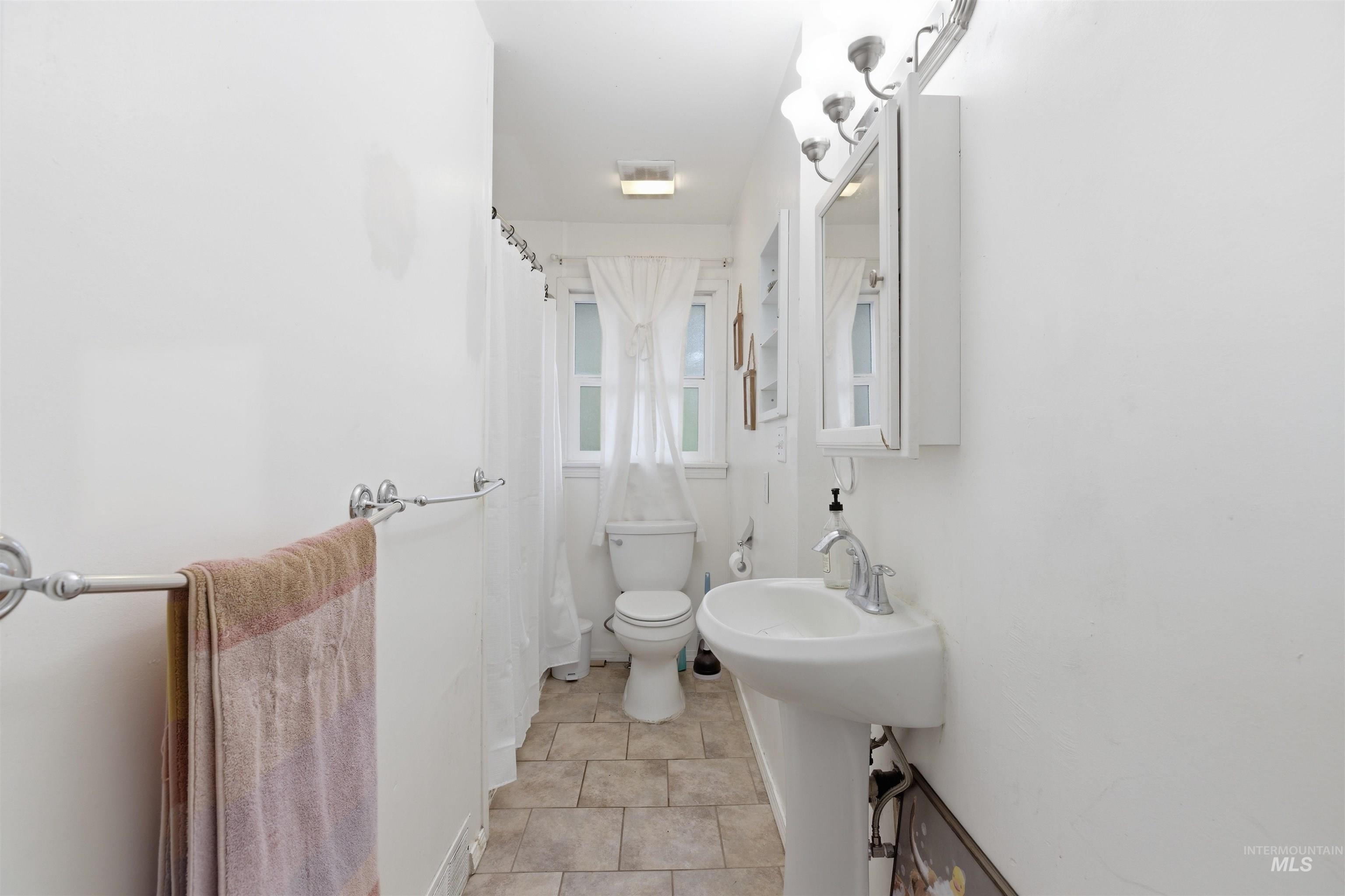 1260 Walenta Dr, Moscow, Idaho 83843-2427, 2 Bedrooms, 1 Bathroom, Residential Income For Sale, Price $380,000,MLS 98977750