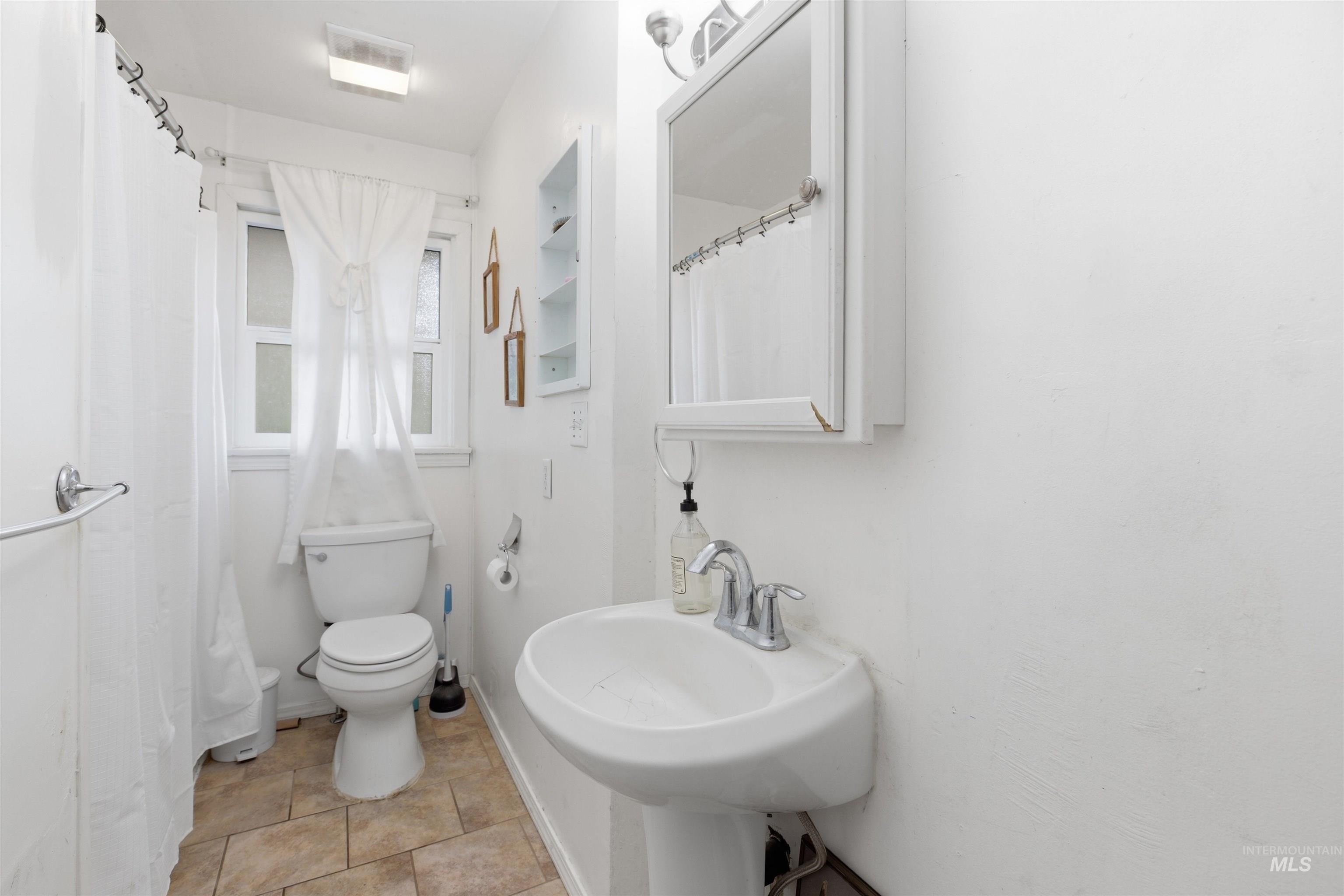 1260 Walenta Dr, Moscow, Idaho 83843-2427, 2 Bedrooms, 1 Bathroom, Residential Income For Sale, Price $380,000,MLS 98977750