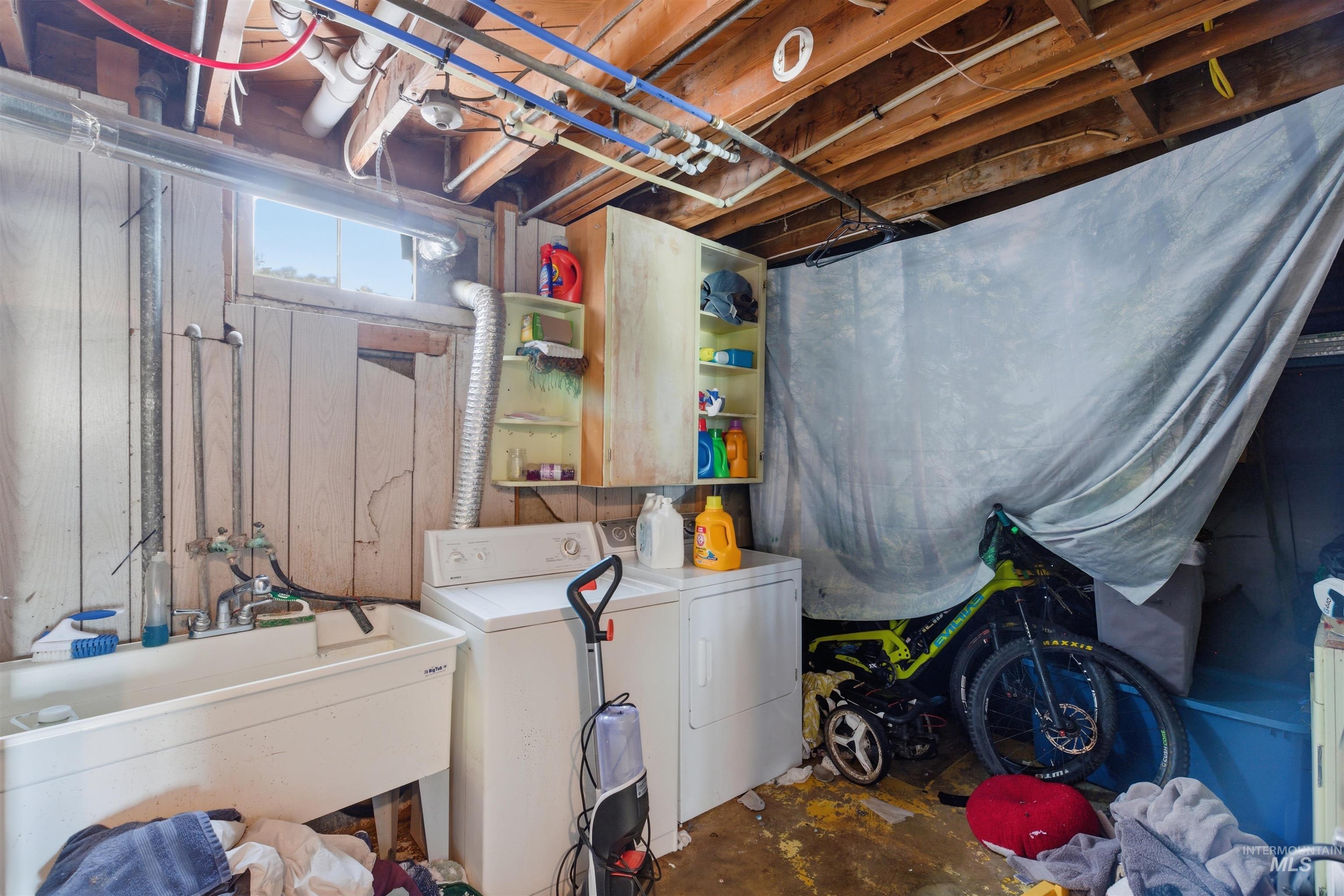 1260 Walenta Dr, Moscow, Idaho 83843-2427, 2 Bedrooms, 1 Bathroom, Residential Income For Sale, Price $380,000,MLS 98977750