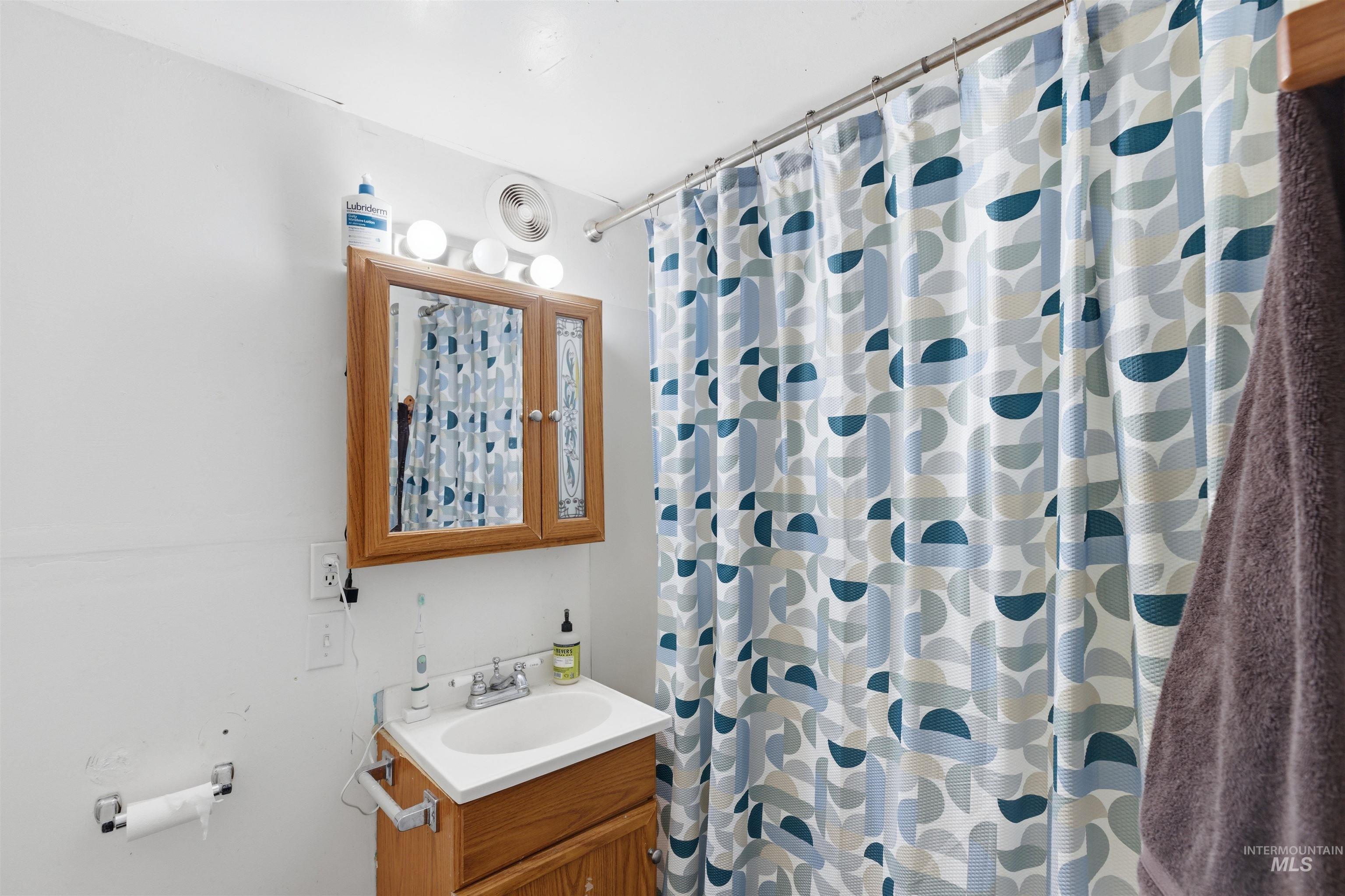 1260 Walenta Dr, Moscow, Idaho 83843-2427, 2 Bedrooms, 1 Bathroom, Residential Income For Sale, Price $380,000,MLS 98977750