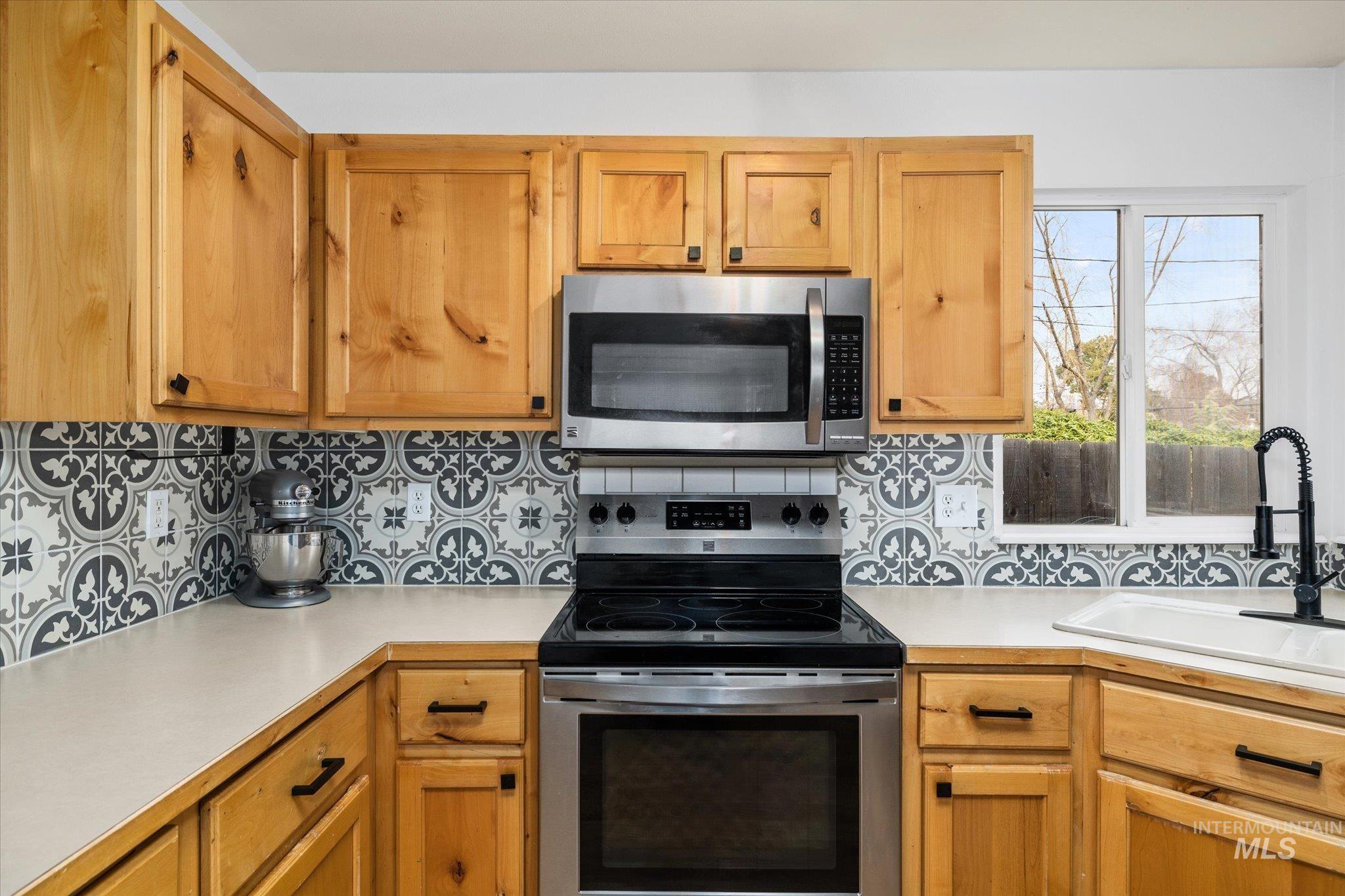 2112 S Pacific St, Boise, Idaho 83705-3962, 2 Bedrooms, 1.5 Bathrooms, Residential For Sale, Price $415,000, 98977755