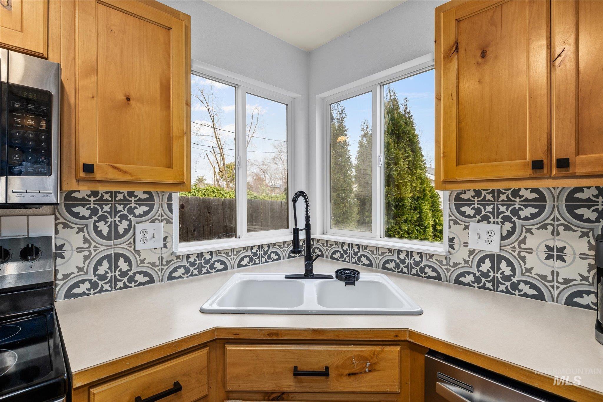 2112 S Pacific St, Boise, Idaho 83705-3962, 2 Bedrooms, 1.5 Bathrooms, Residential For Sale, Price $415,000, 98977755