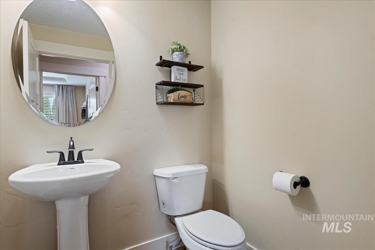 2317 N Van Dyke Ave, Kuna, Idaho 83634, 4 Bedrooms, 2.5 Bathrooms, Residential For Sale, Price $579,900, 98977770