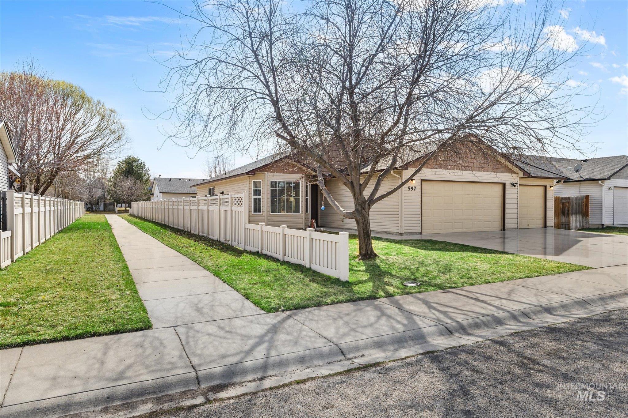 597 E Great Bear St, Kuna, Idaho 83634, 3 Bedrooms, 2 Bathrooms, Residential For Sale, Price $365,000, 98977775