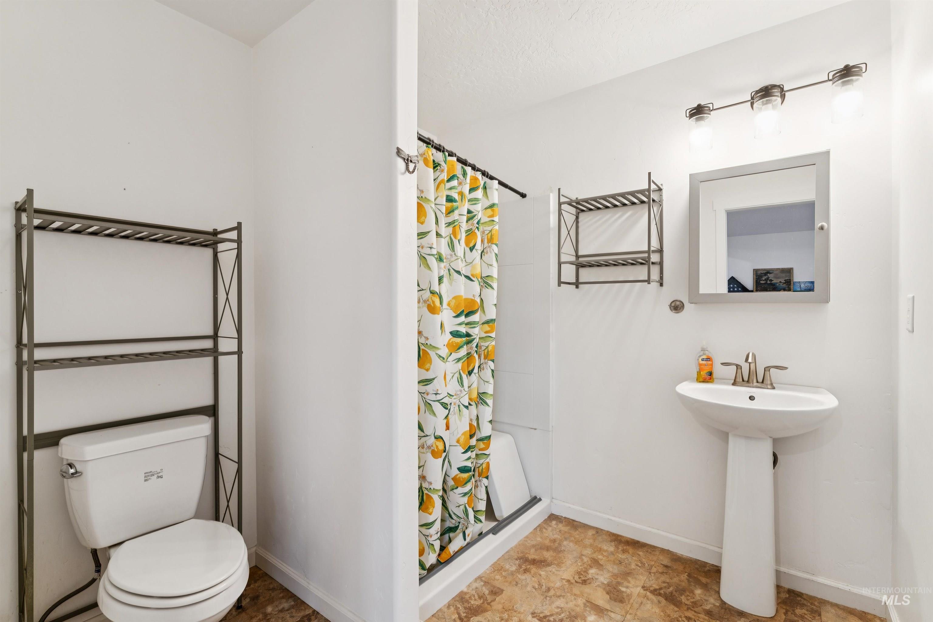 950 N Pine Brook Way, Star, Idaho 83669, 4 Bedrooms, 3 Bathrooms, Residential For Sale, Price $499,000, 98977780