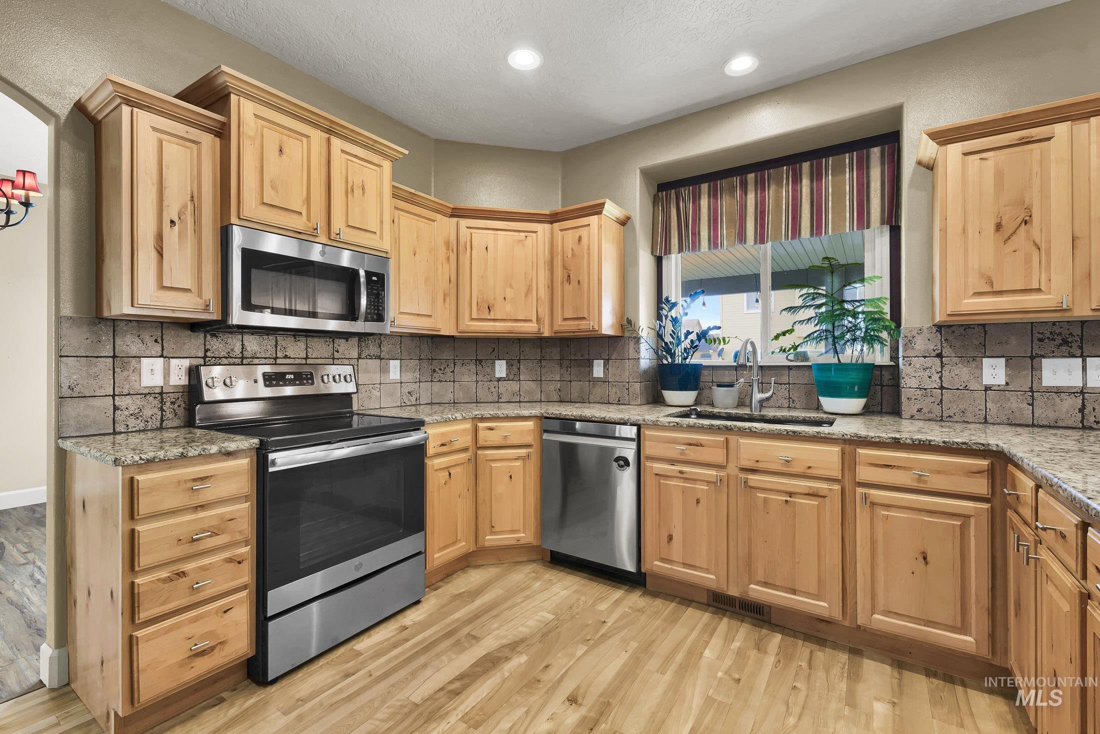 4121 N Frandon Ave, Meridian, Idaho 83646, 5 Bedrooms, 2.5 Bathrooms, Residential For Sale, Price $724,900, 98977781