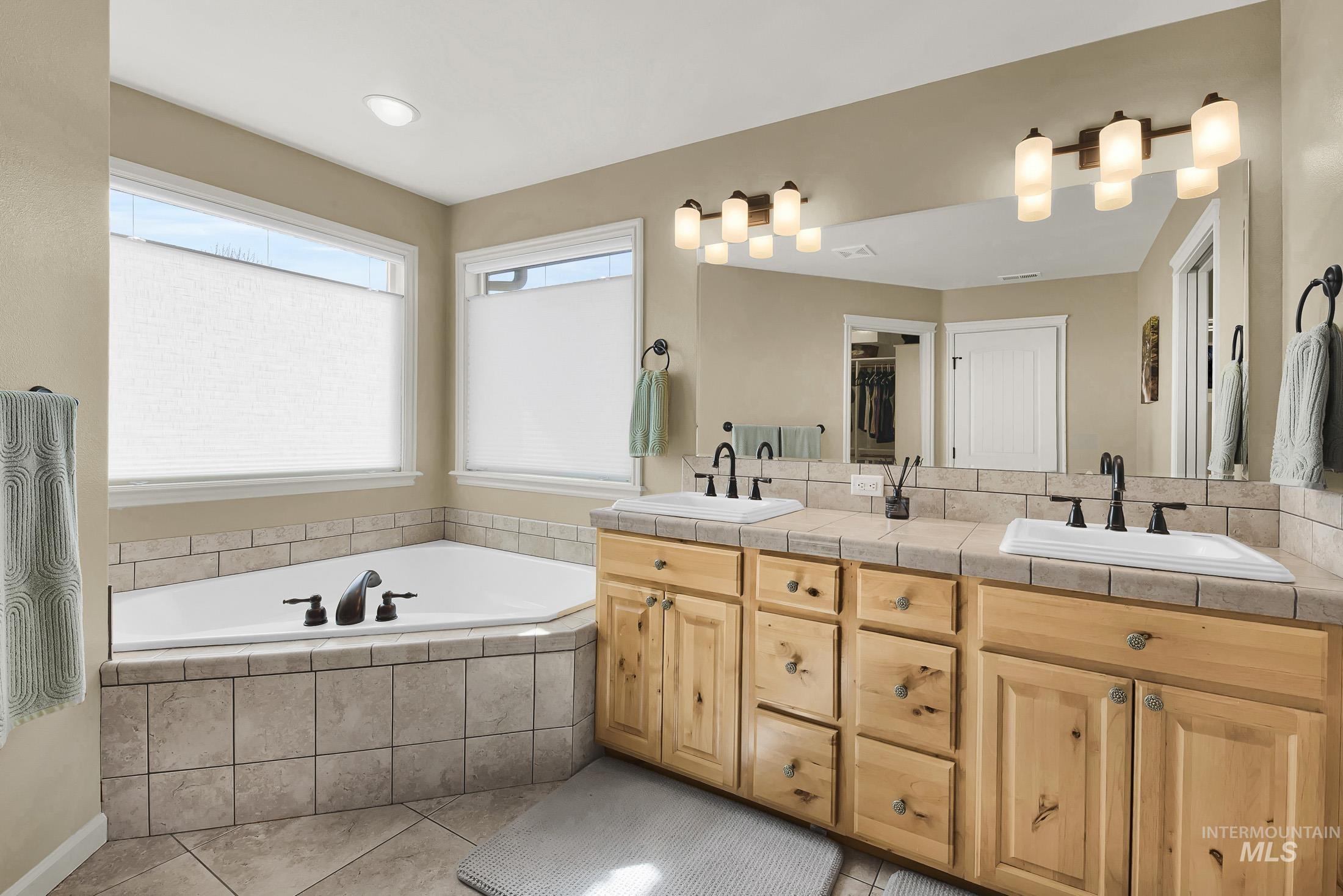 4121 N Frandon Ave, Meridian, Idaho 83646, 5 Bedrooms, 2.5 Bathrooms, Residential For Sale, Price $724,900, 98977781