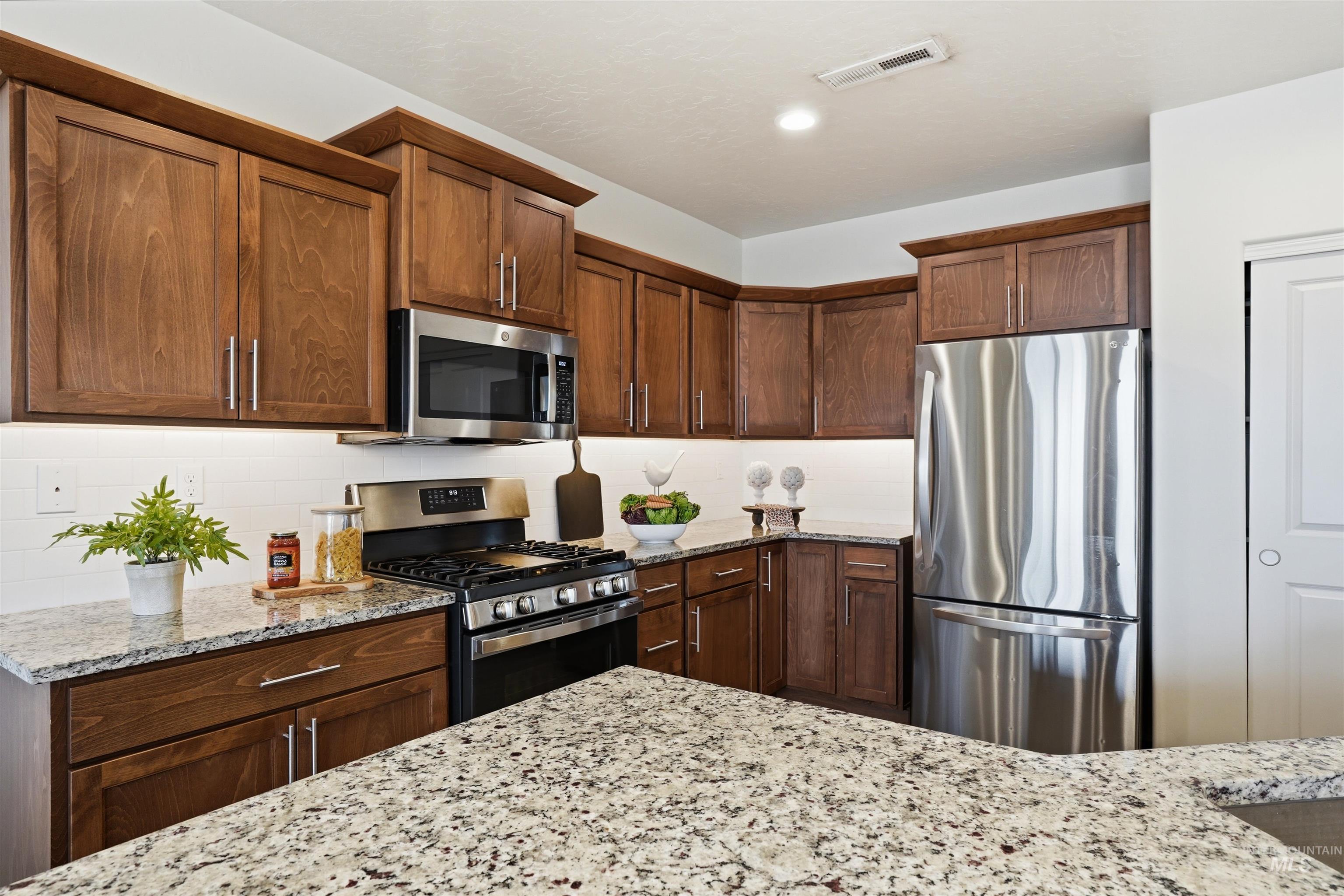 18522 White Rose Pl, Nampa, Idaho 83687, 3 Bedrooms, 2 Bathrooms, Residential For Sale, Price $399,900, 98977805