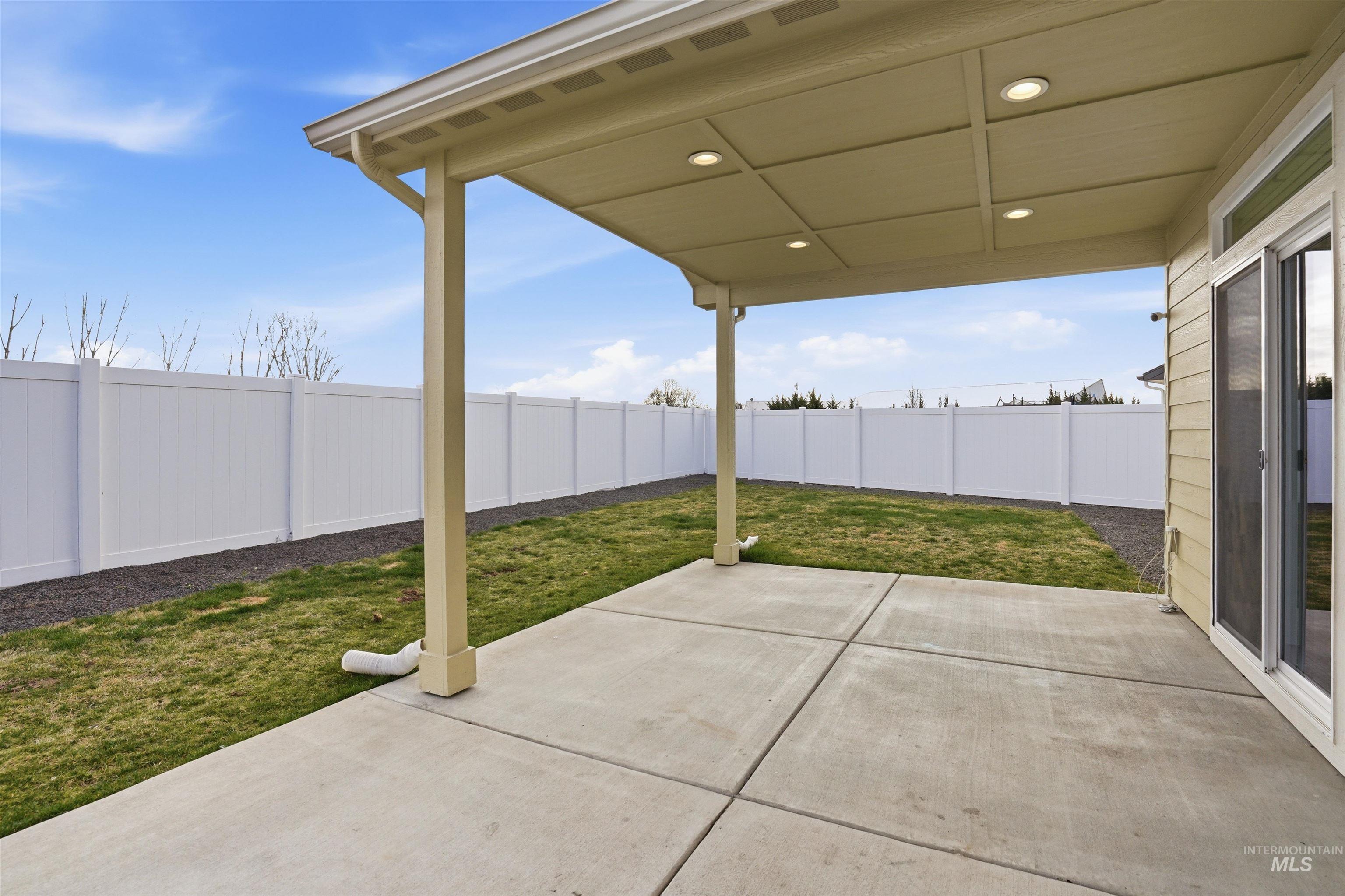 18522 White Rose Pl, Nampa, Idaho 83687, 3 Bedrooms, 2 Bathrooms, Residential For Sale, Price $399,900, 98977805