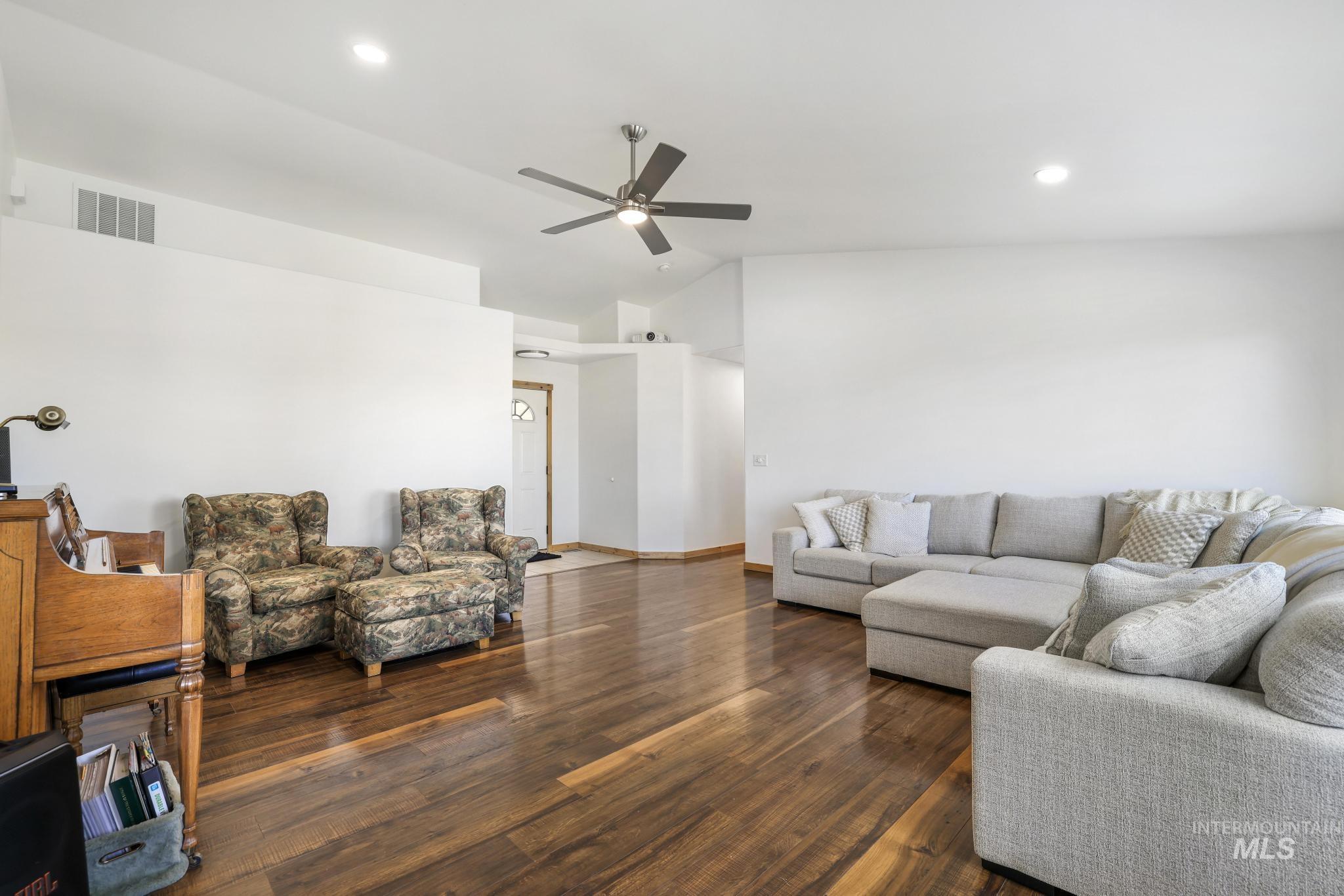 385 El Camino, Twin Falls, Idaho 83301, 3 Bedrooms, 2 Bathrooms, Residential For Sale, Price $369,900, 98977819