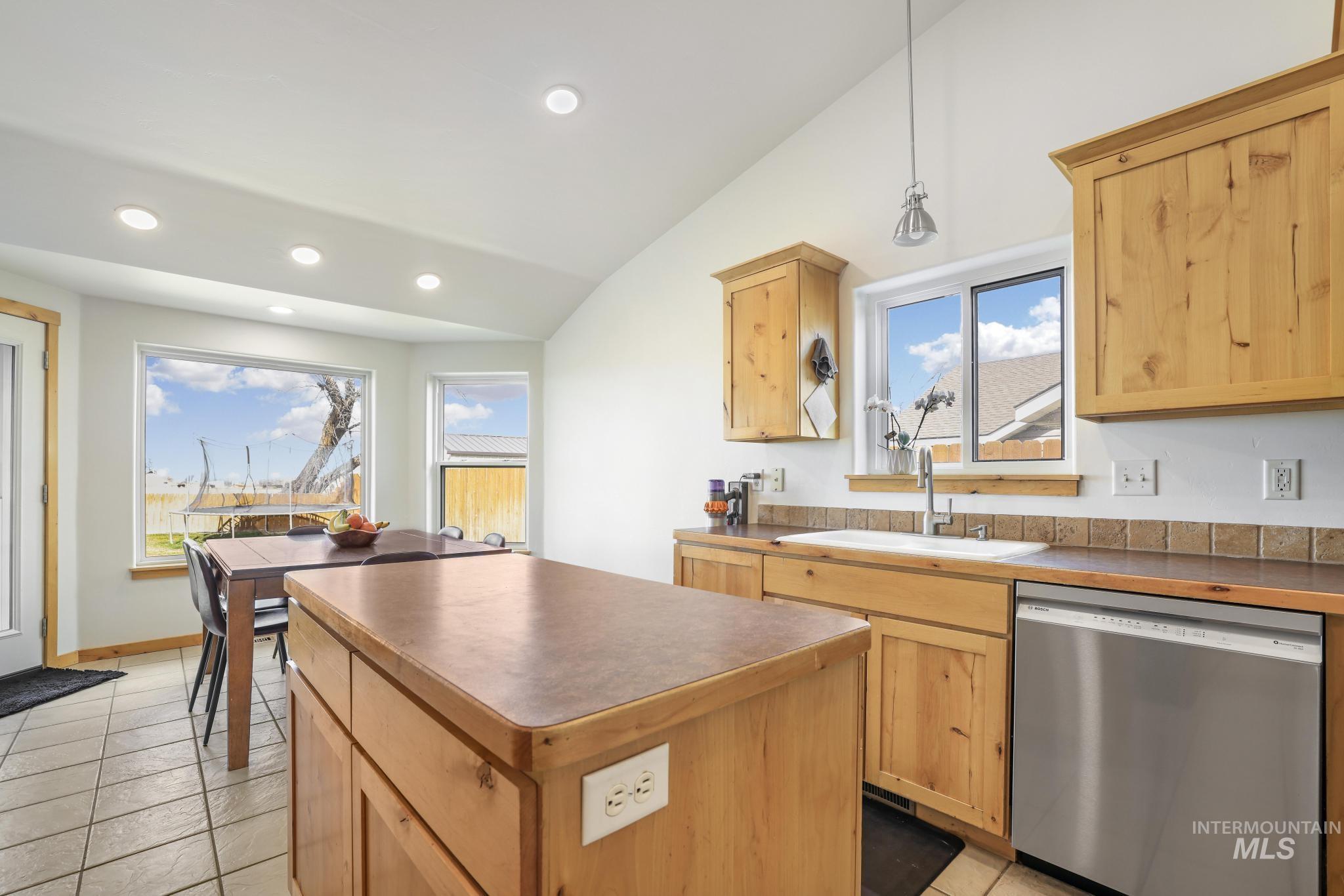 385 El Camino, Twin Falls, Idaho 83301, 3 Bedrooms, 2 Bathrooms, Residential For Sale, Price $369,900, 98977819