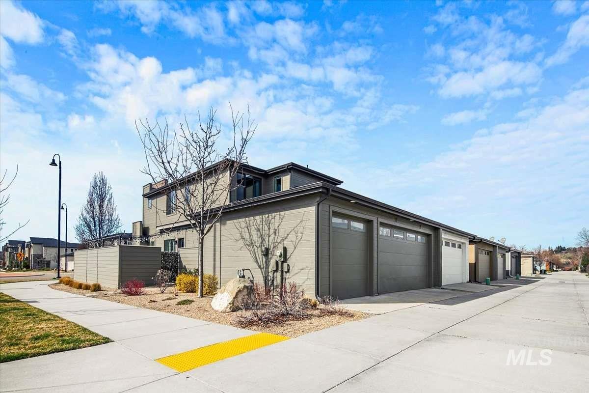 4044 E Parkcenter Blvd, Boise, Idaho 83716, 3 Bedrooms, 2.5 Bathrooms, Residential For Sale, Price $715,000, 98977823