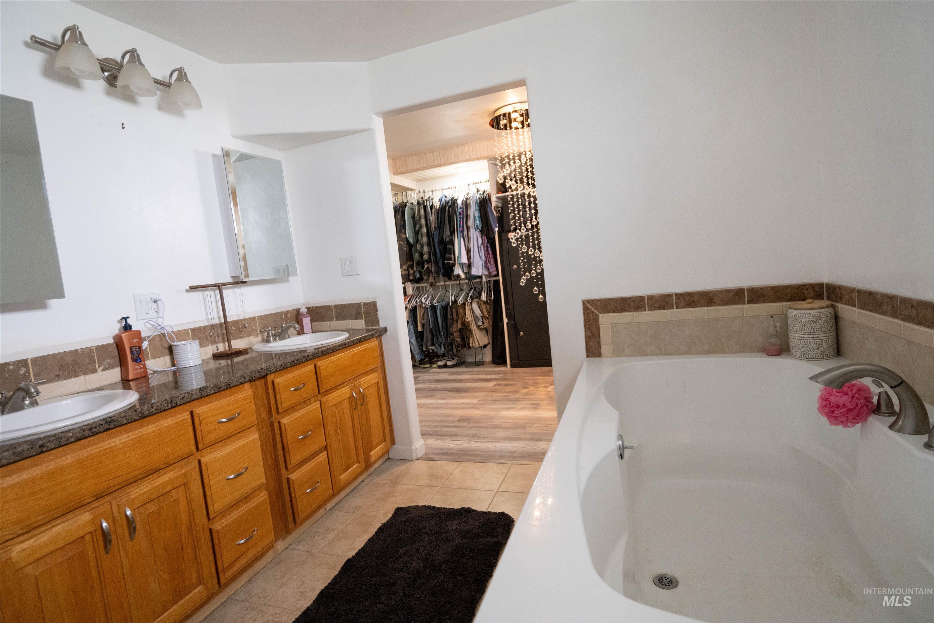 2815 Center Avenue, Payette, Idaho 83661-5344, 4 Bedrooms, 2 Bathrooms, Residential For Sale, Price $560,000,MLS 98977837