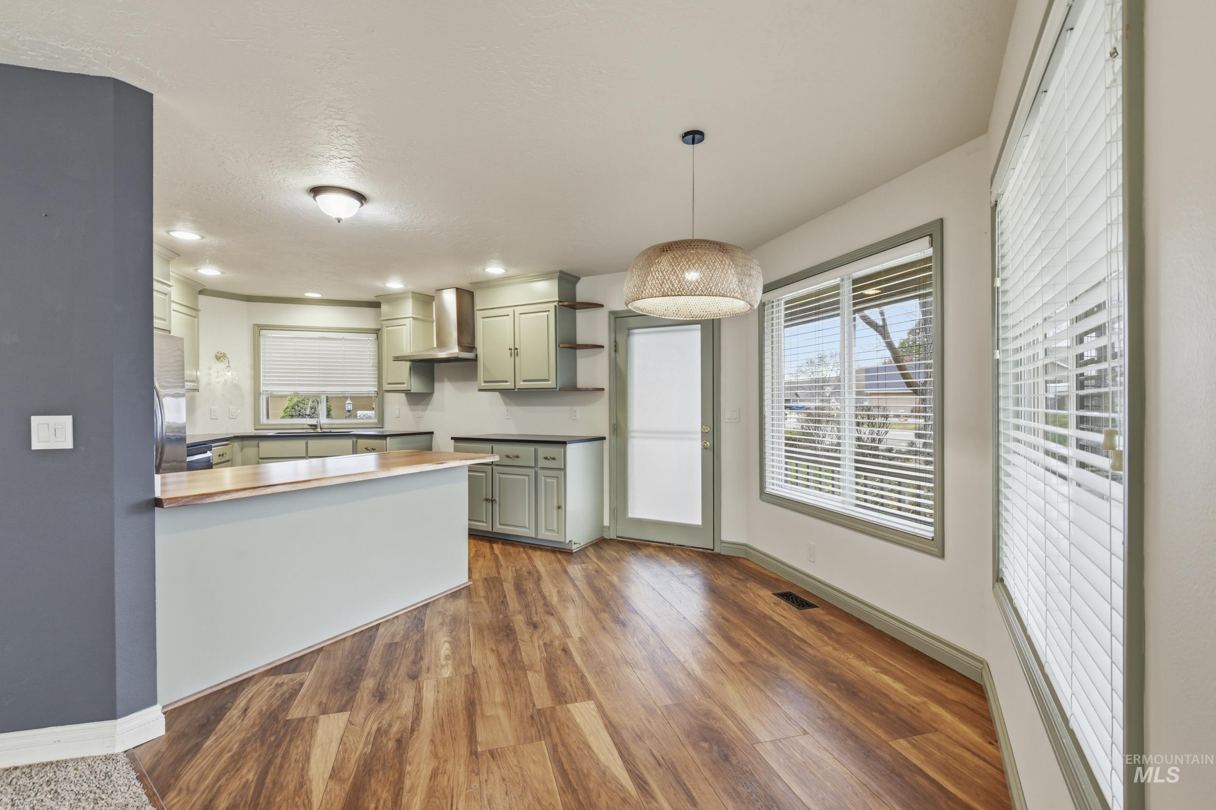 7348 N Crewe ave, Boise, Idaho 83714, 2 Bedrooms, 2 Bathrooms, Residential For Sale, Price $439,000, 98977842