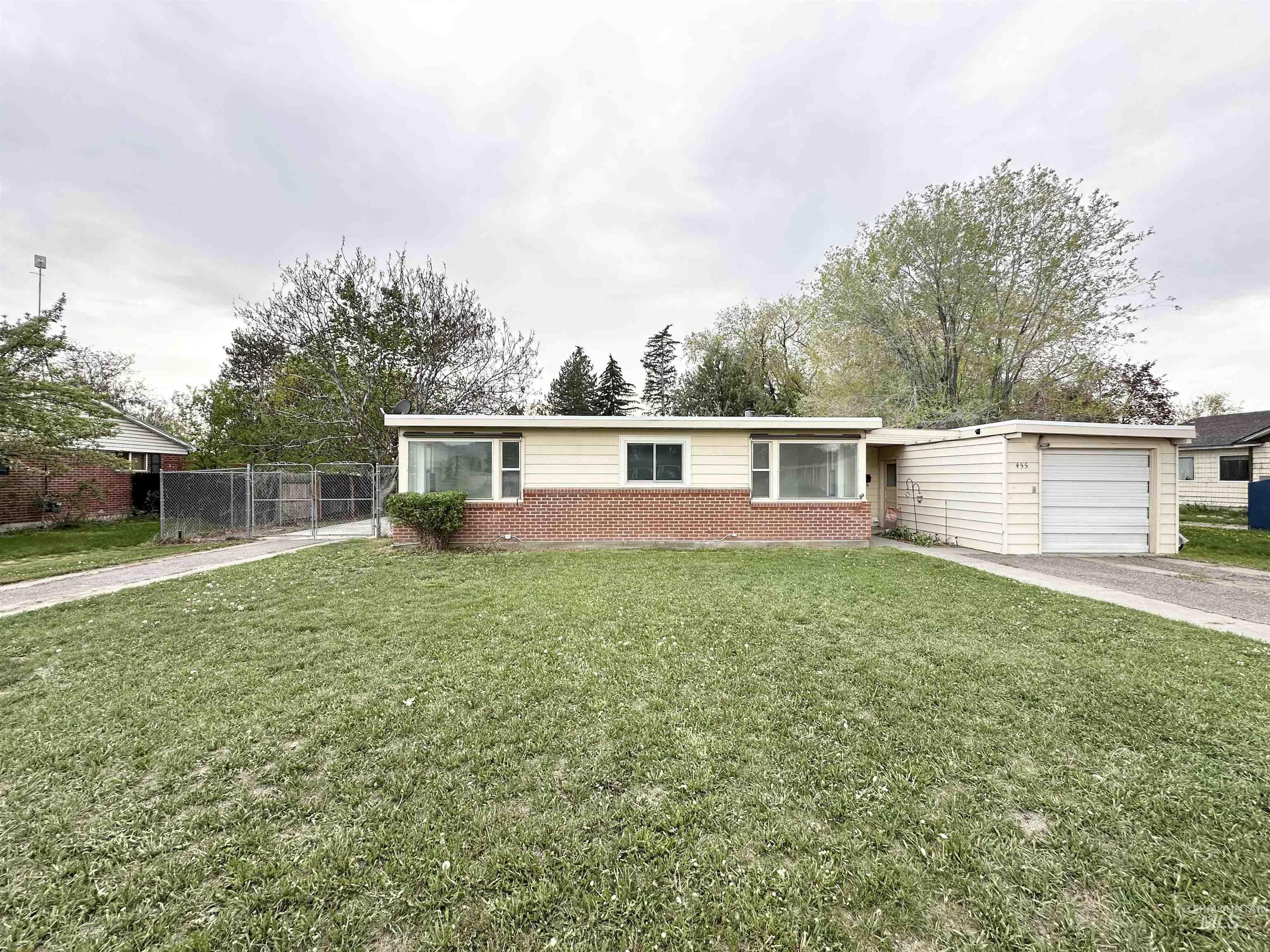 455 Sunrise Blvd N, Twin Falls, Idaho 83301-4941, 4 Bedrooms, 1.5 Bathrooms, Residential For Sale, Price $314,999,MLS 98977848