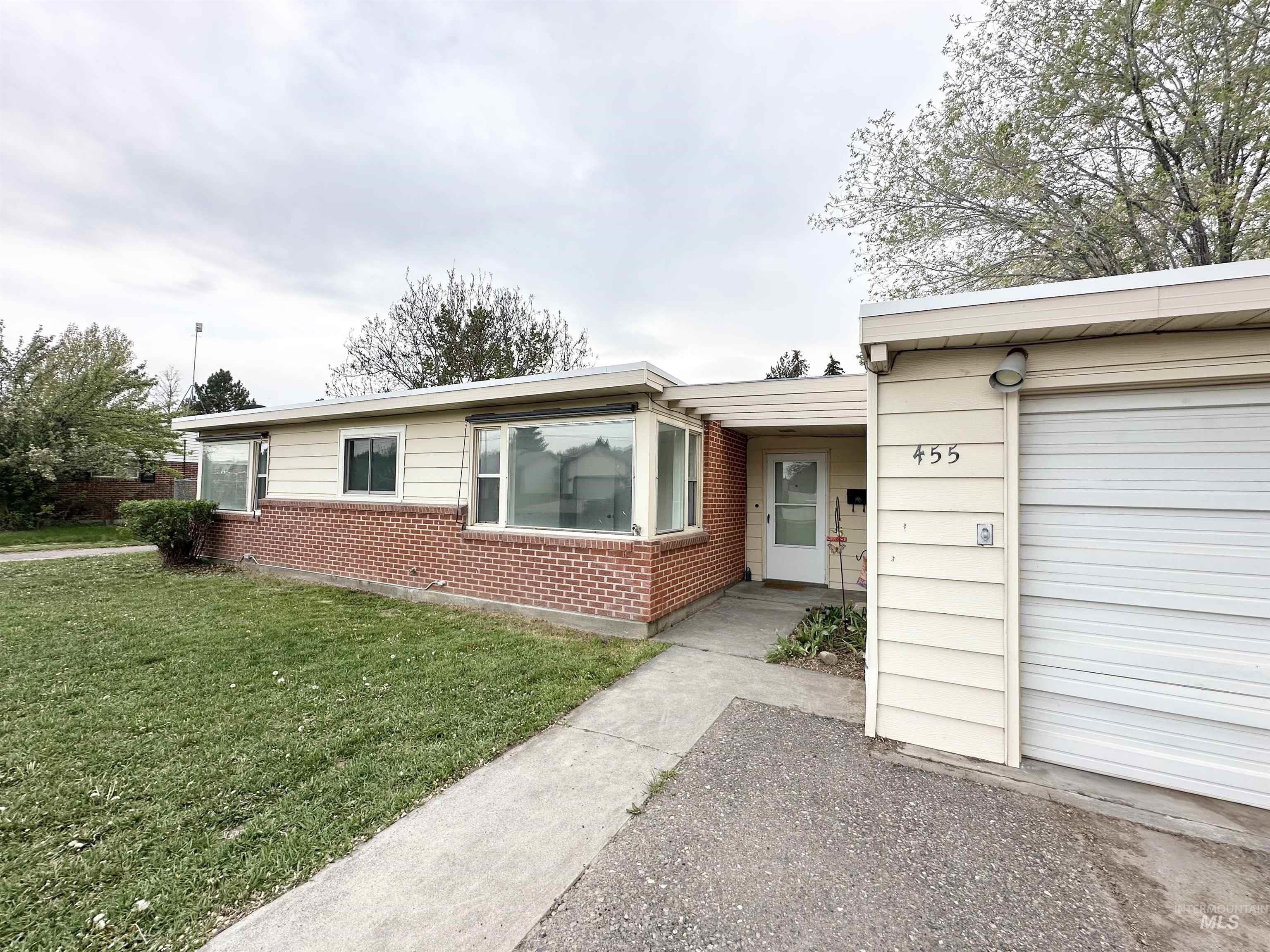 455 Sunrise Blvd N, Twin Falls, Idaho 83301-4941, 4 Bedrooms, 1.5 Bathrooms, Residential For Sale, Price $314,999,MLS 98977848