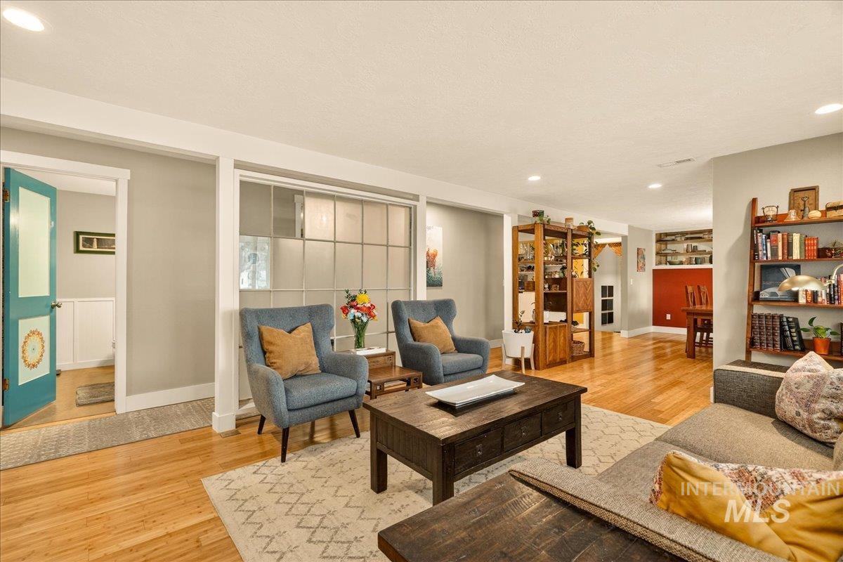 1933 N Blossom Pl, Meridian, Idaho 83646, 6 Bedrooms, 2.5 Bathrooms, Residential For Sale, Price $600,000,MLS 98977864