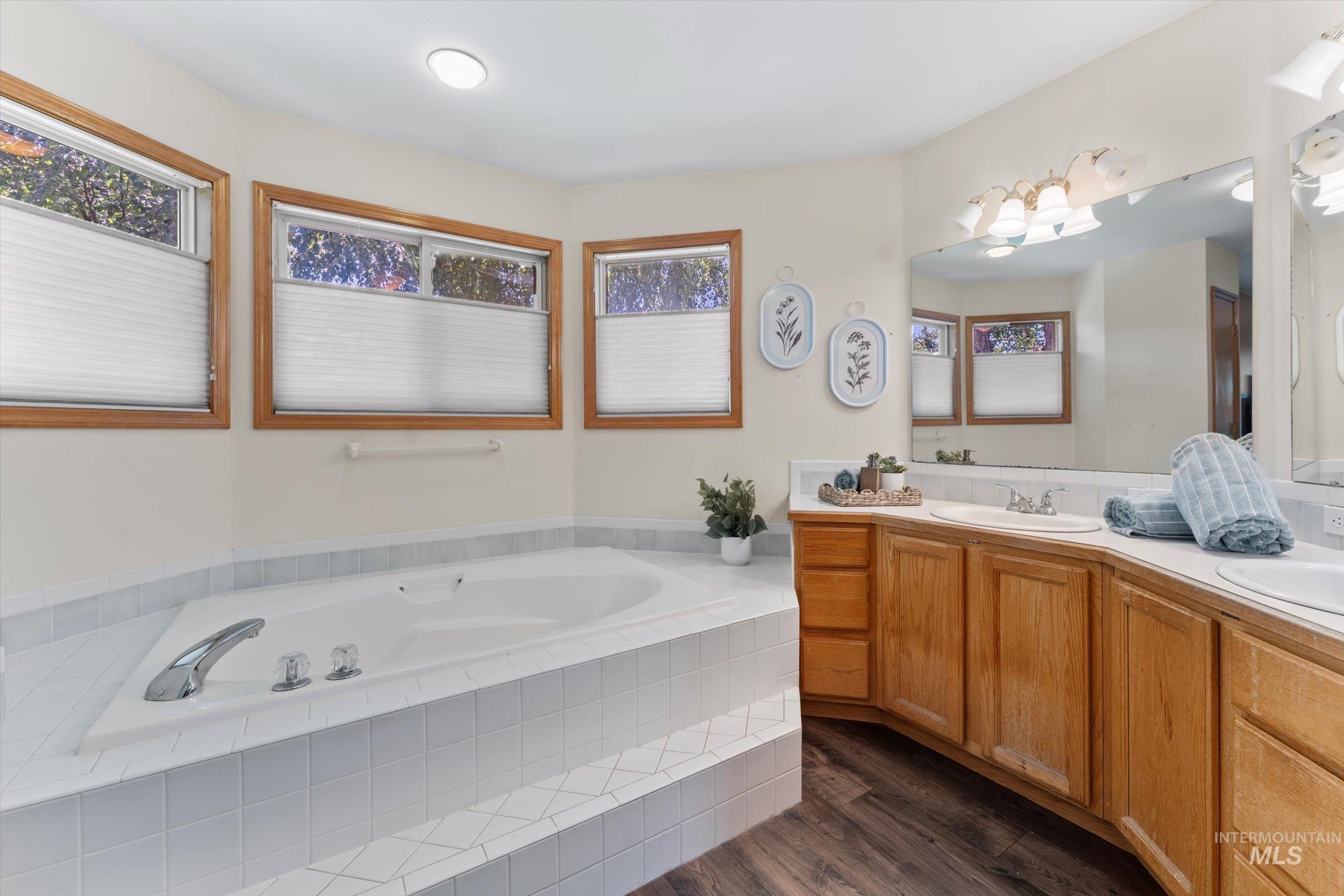 5811 W Sterling LN, Boise, Idaho 83703, 4 Bedrooms, 2.5 Bathrooms, Residential For Sale, Price $679,000,MLS 98977865