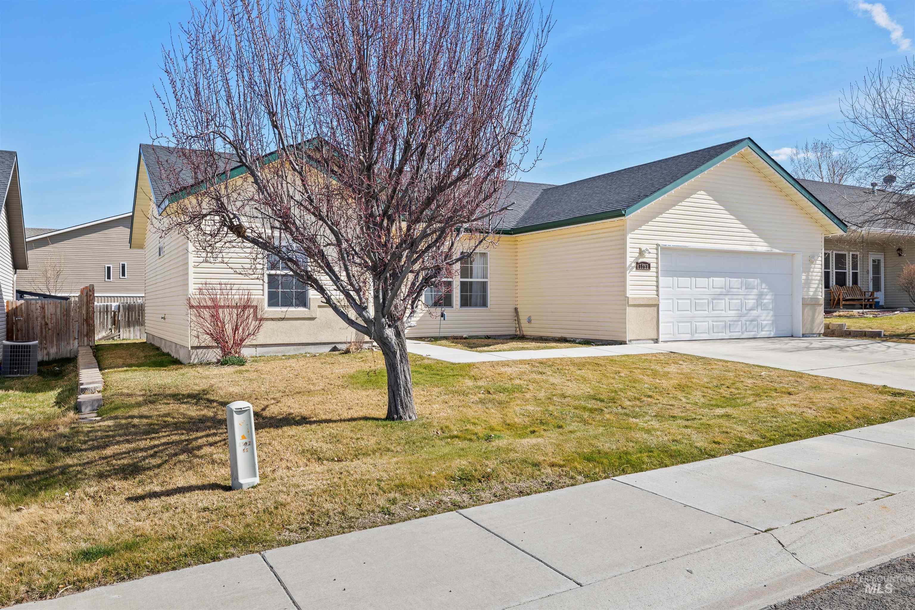 1597 Vista Dr., Twin Falls, Idaho 83301, 3 Bedrooms, 2 Bathrooms, Residential For Sale, Price $320,900,MLS 98977866
