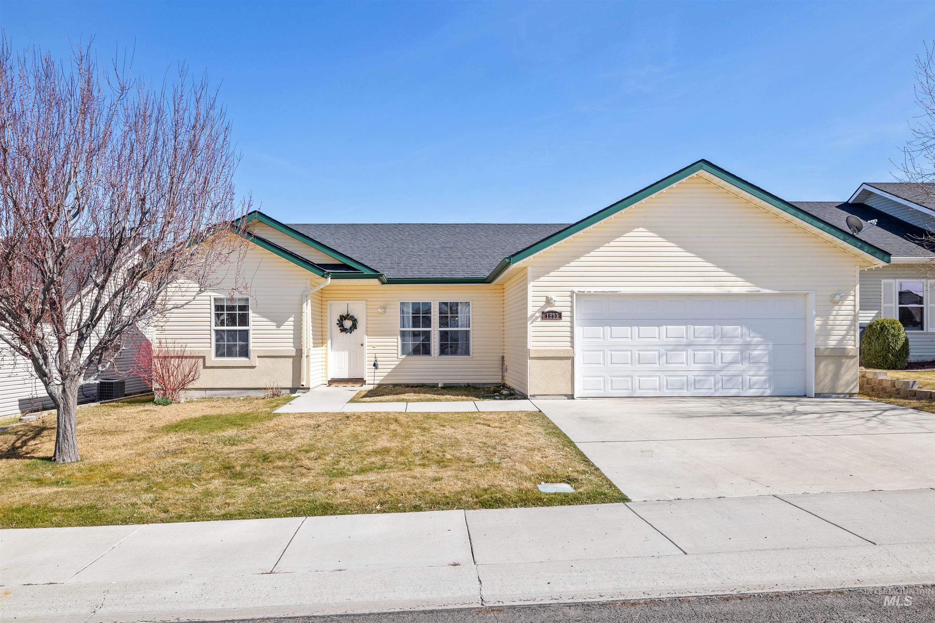 1597 Vista Dr., Twin Falls, Idaho 83301, 3 Bedrooms, 2 Bathrooms, Residential For Sale, Price $320,900,MLS 98977866