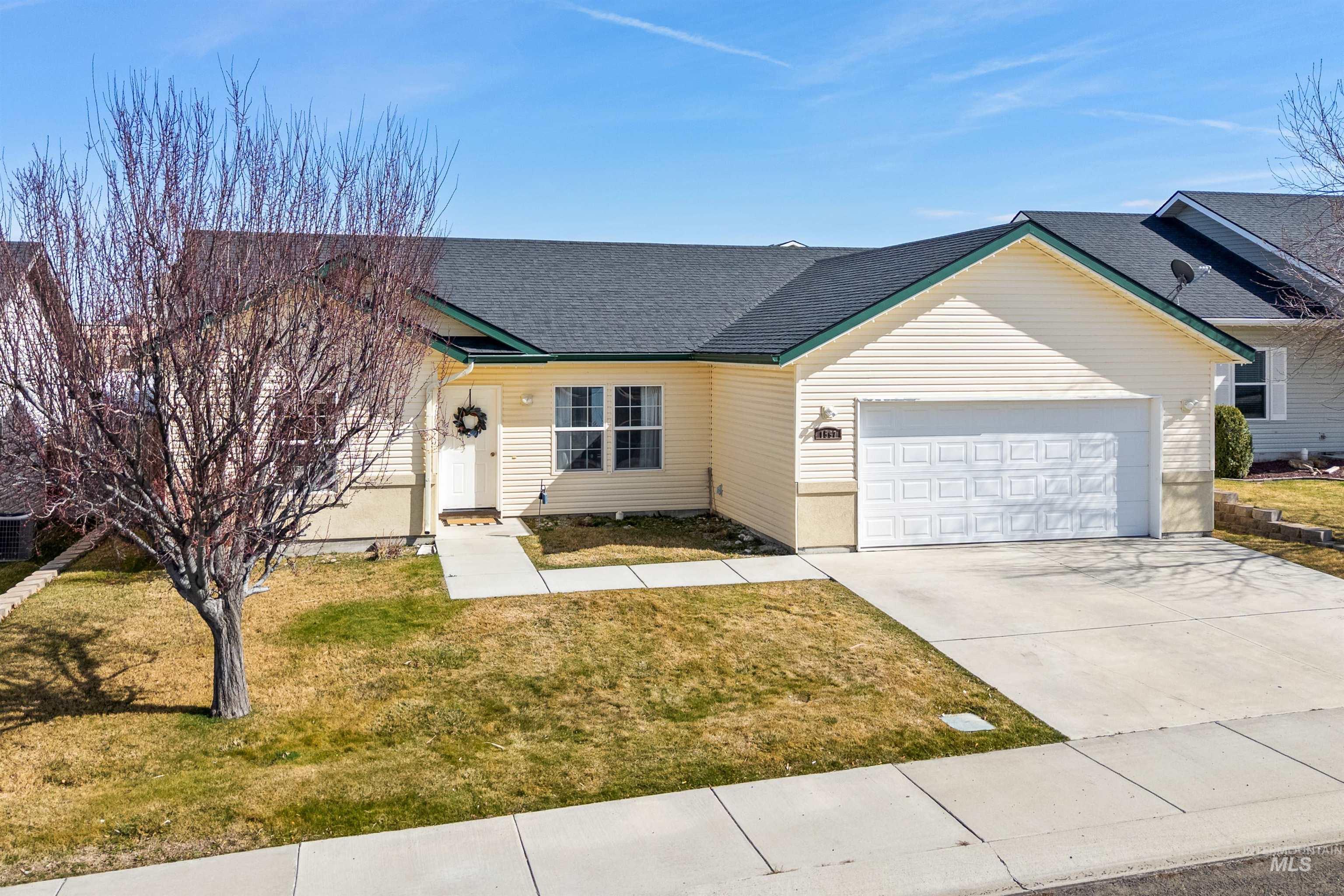 1597 Vista Dr., Twin Falls, Idaho 83301, 3 Bedrooms, 2 Bathrooms, Residential For Sale, Price $320,900,MLS 98977866