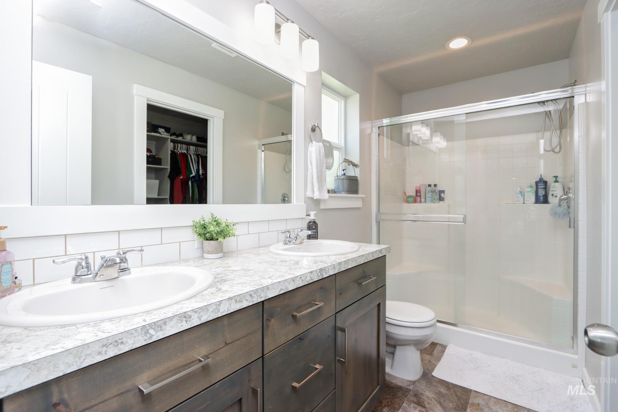 204 Crimson Cir E, Fruitland, Idaho 83619, 3 Bedrooms, 2 Bathrooms, Residential For Sale, Price $339,000, 98977871