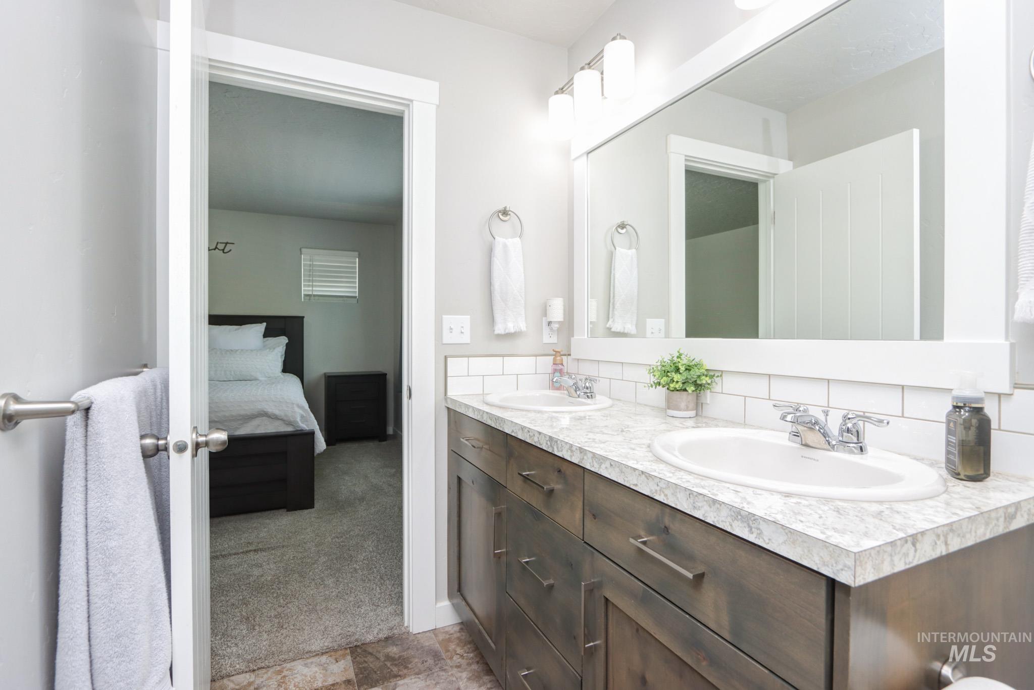 204 Crimson Cir E, Fruitland, Idaho 83619, 3 Bedrooms, 2 Bathrooms, Residential For Sale, Price $339,000, 98977871